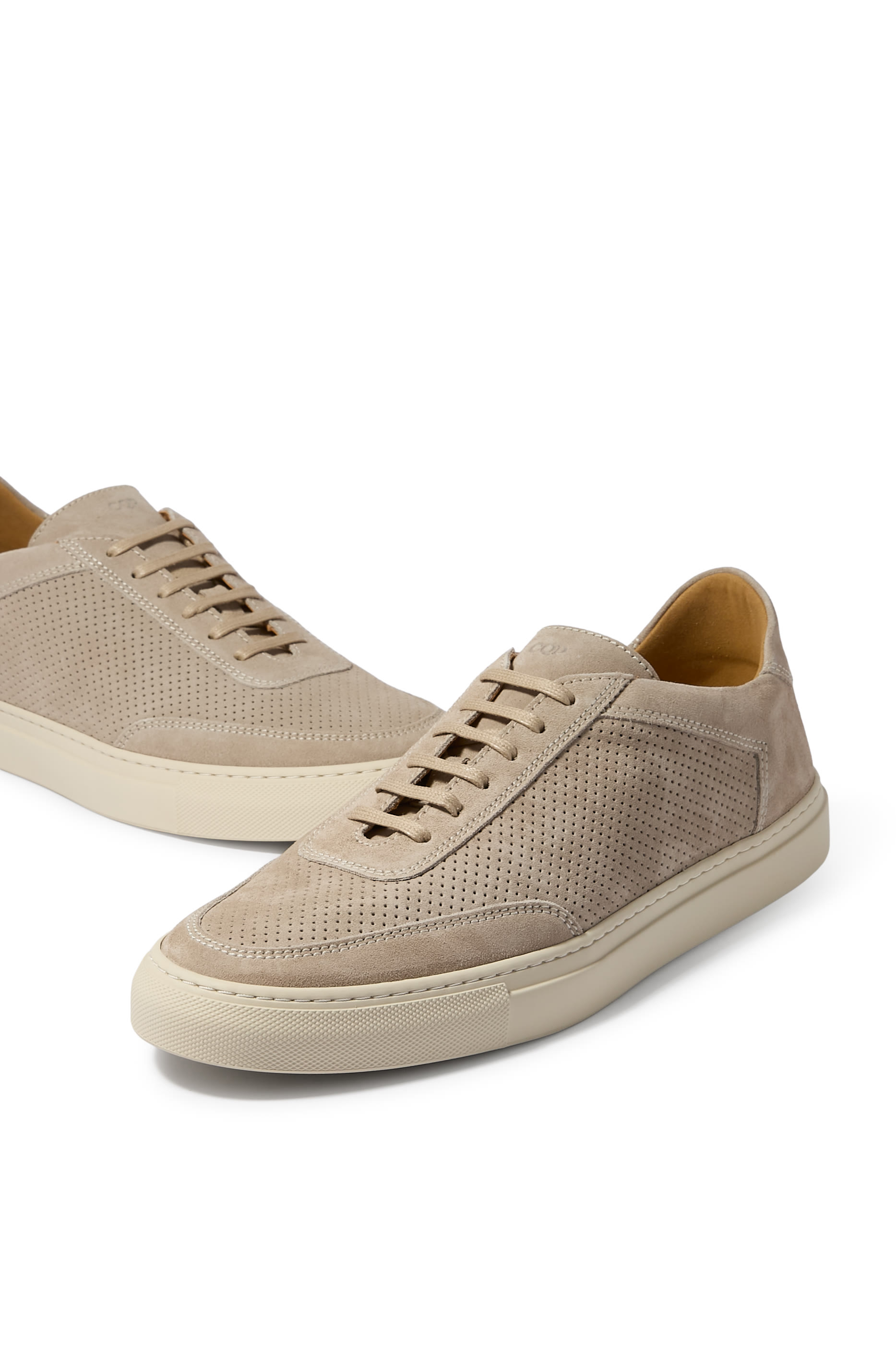 سنيكرز أتريوم