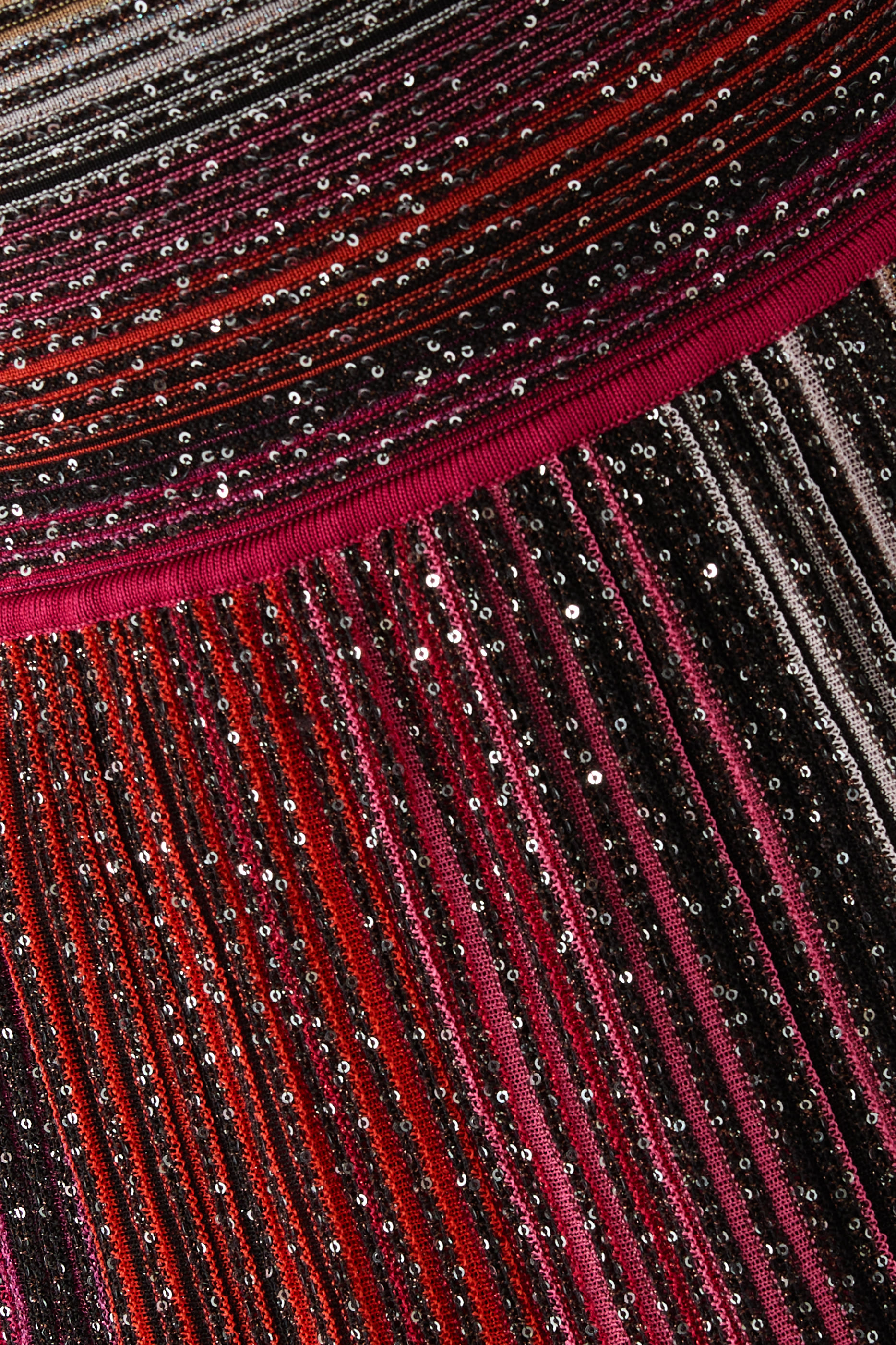  فستان طويل بياقة على شكل حرف V منسوج مطرز جزئيا بترتر