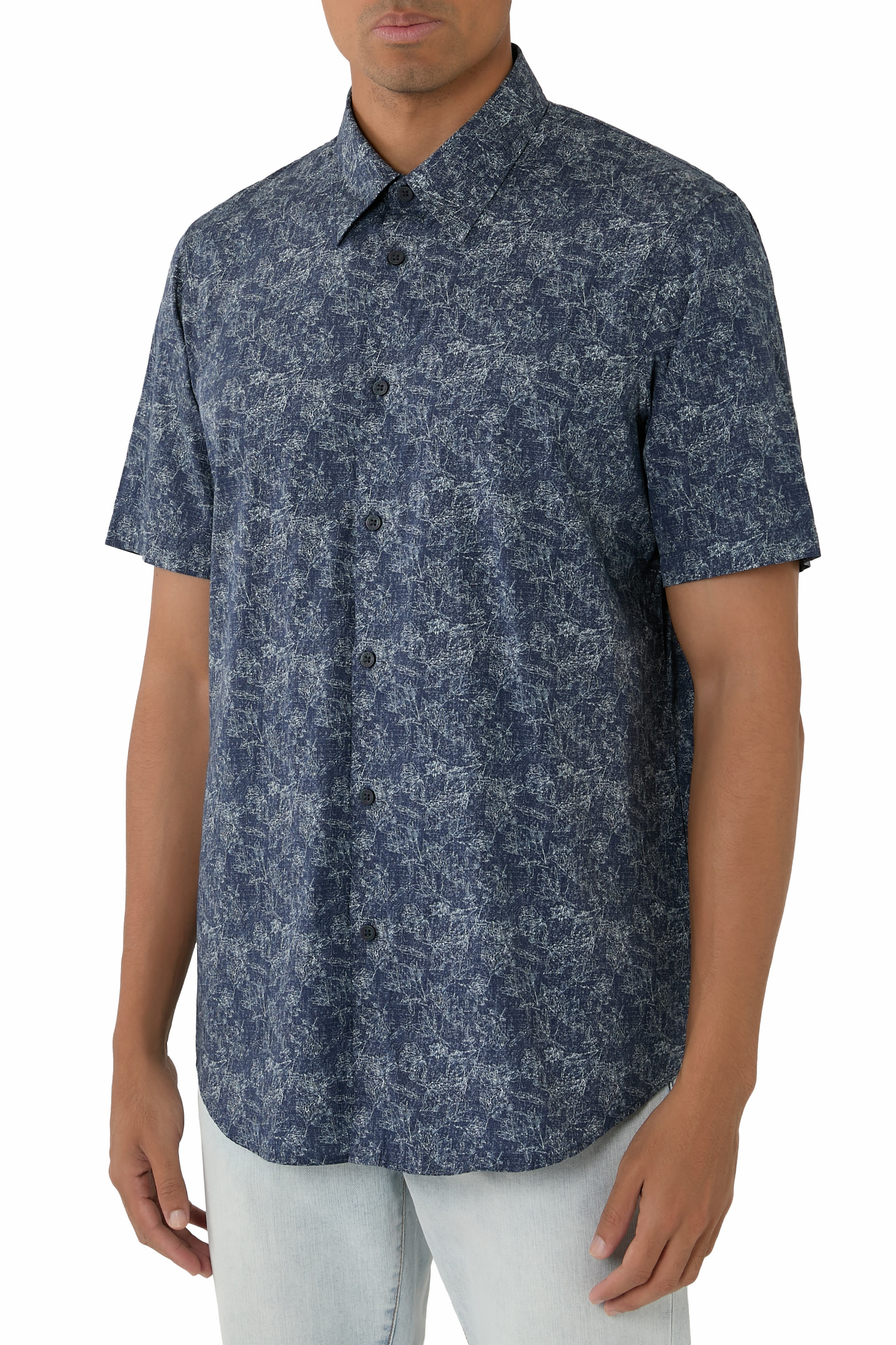 قميص بشعار الماركة