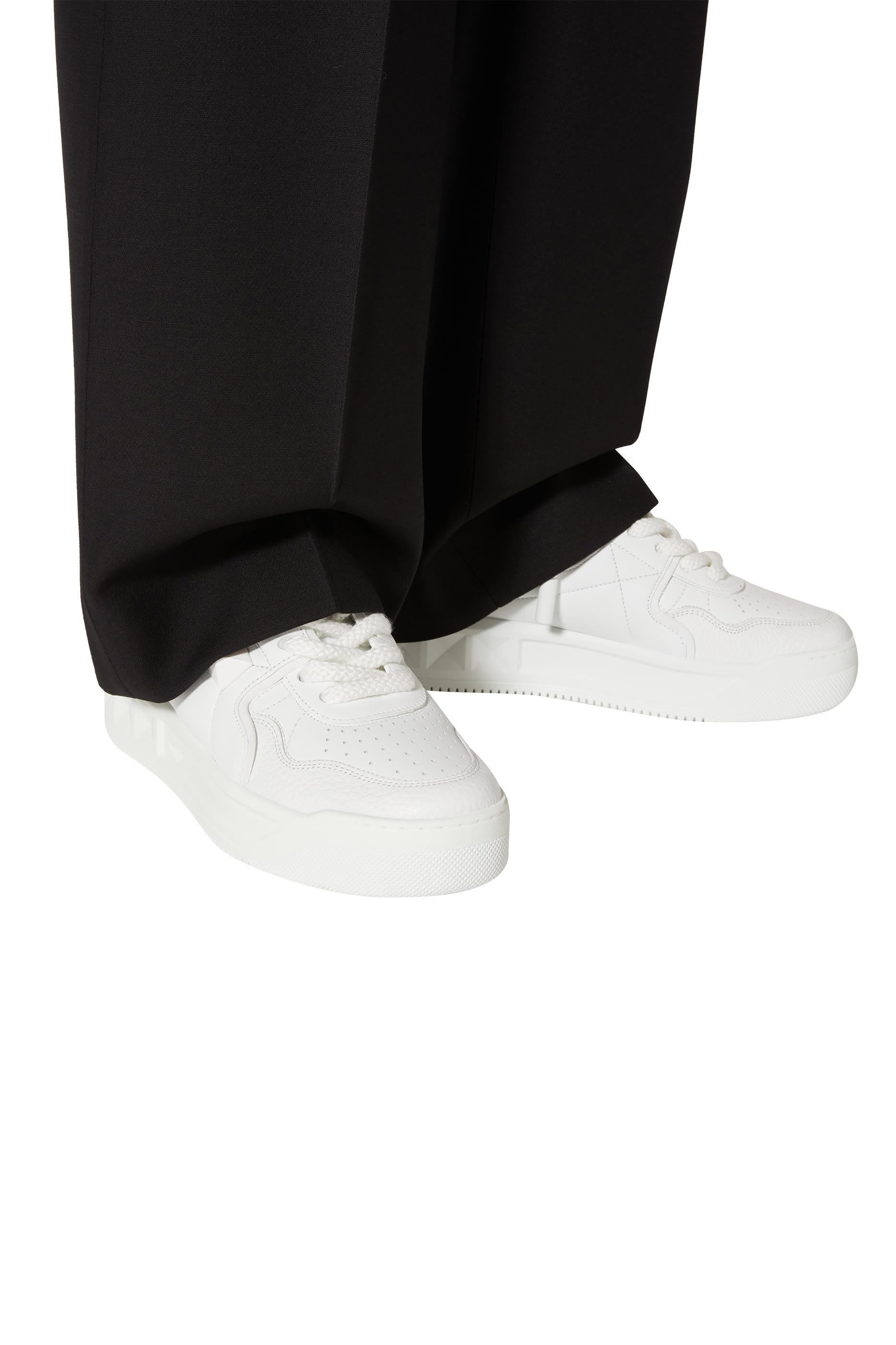 سنيكرز فالنتينو جارافاني جلد بتصميم أسفل الكاحل مزين بحلية