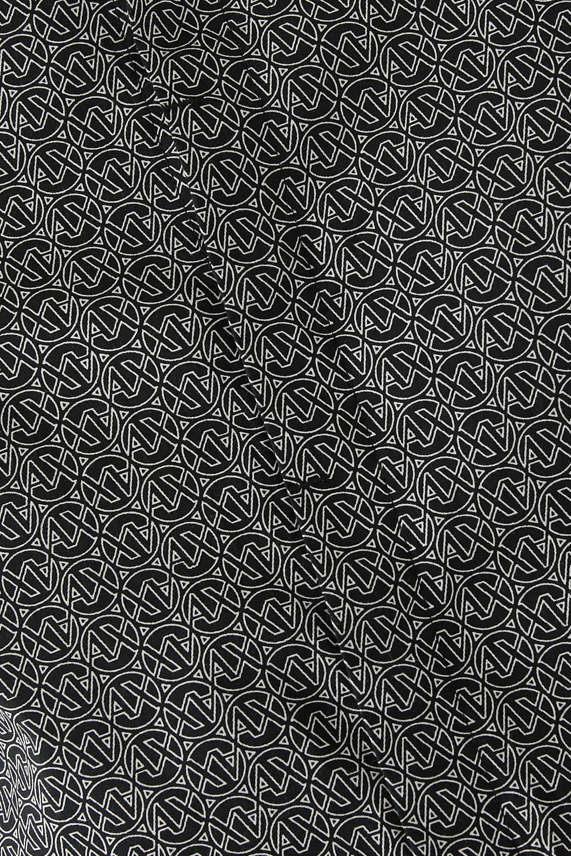 قميص بقصة ضيقة بأكمام قصيرة