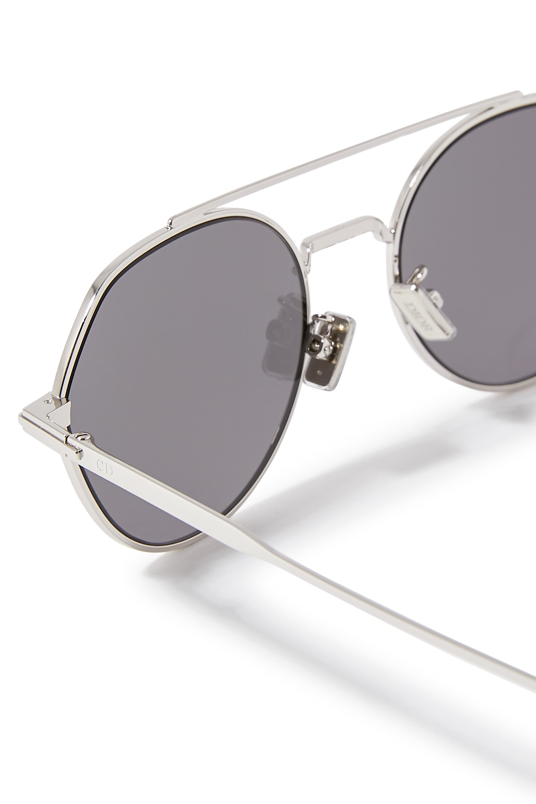 نظارة شمسية ديور بلاك سوت ار 6 يو بإطار هندسي ذهبي