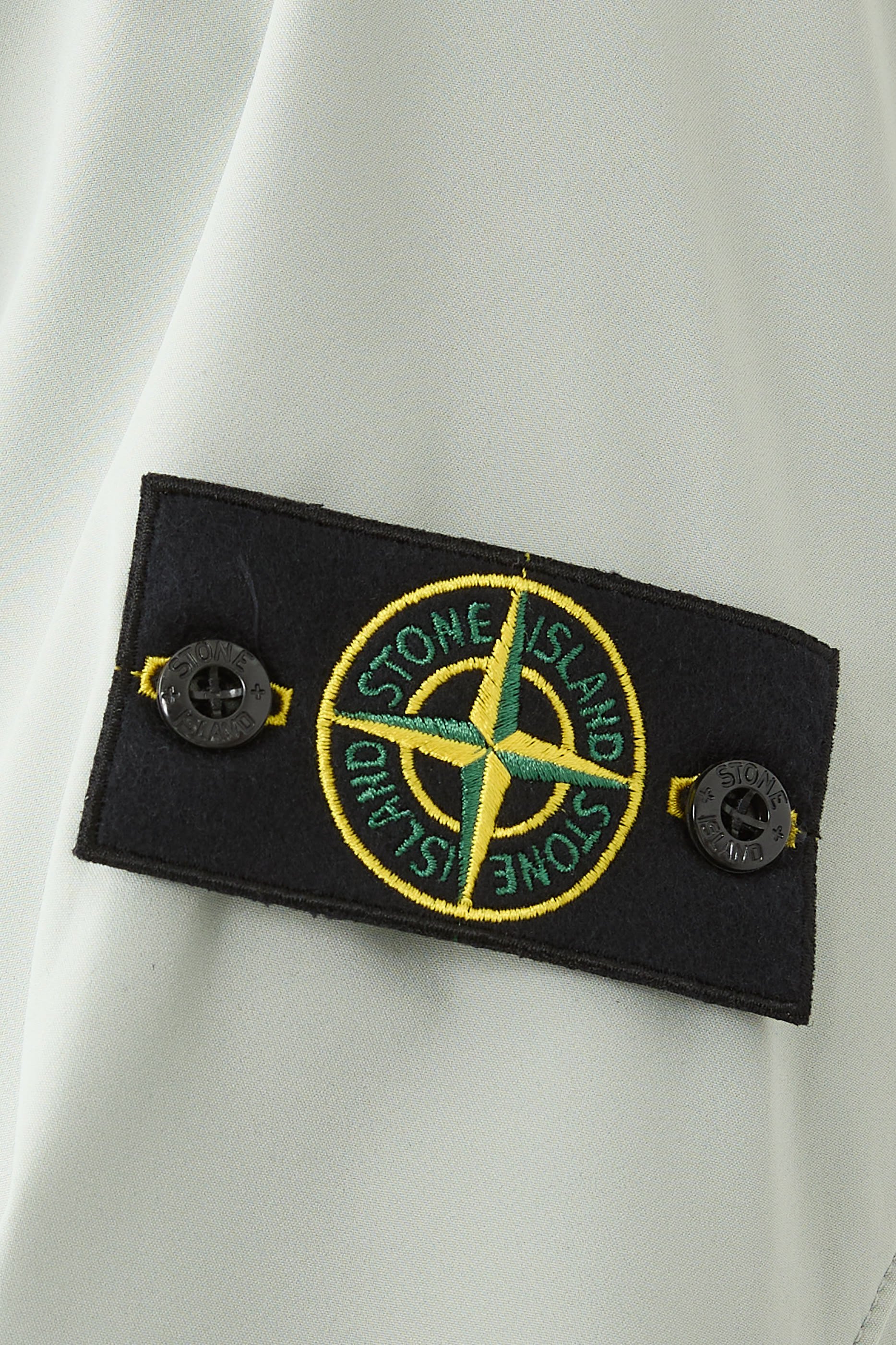 جاكيت خفيف قماش سوفت شيل ناعم من بوليستر معاد تدويره بتقنية إي داي