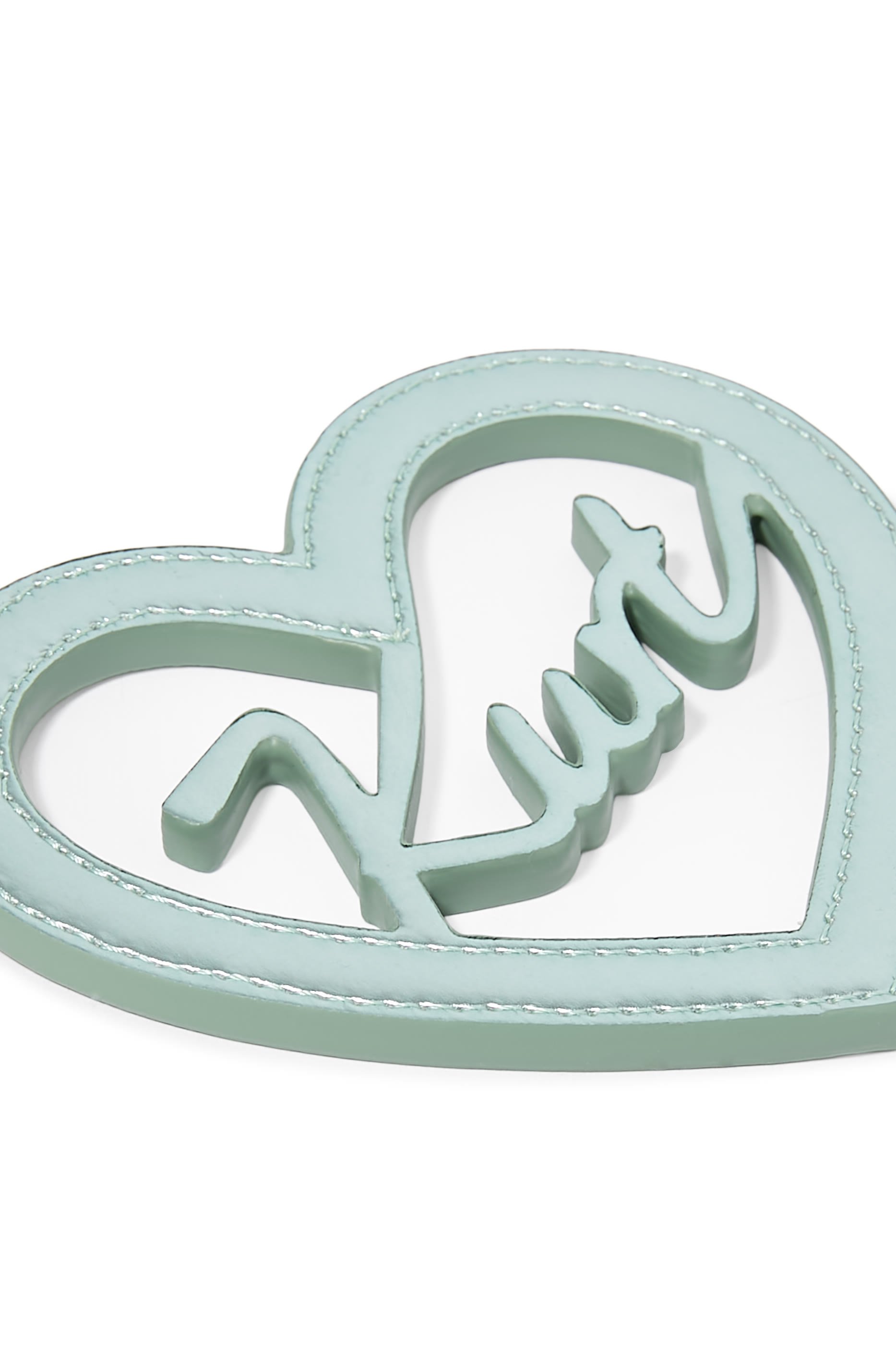 حلية بتصميم قلب بشعار الماركة