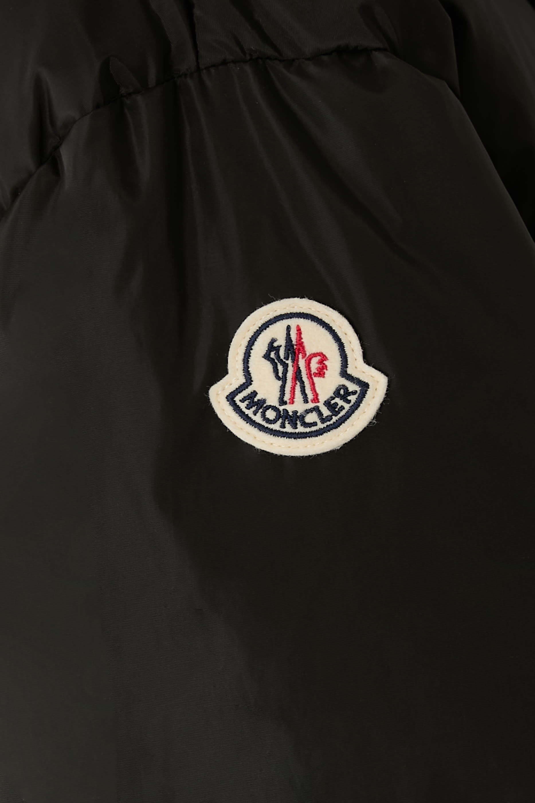 جاكيت أجنيو قصير بغطاء رأس وحياكة مبطنة مربعة