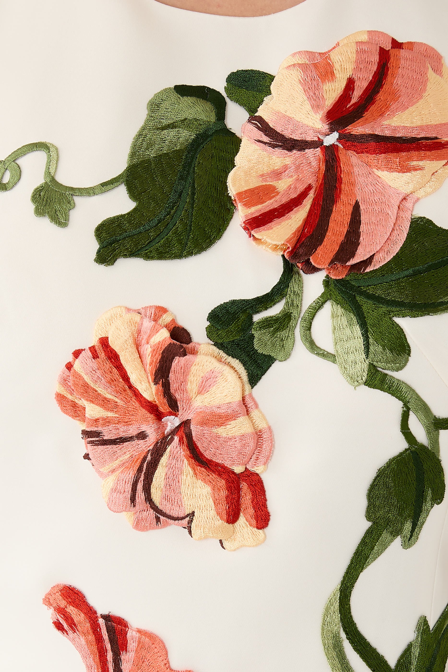 فستان كليو متوسط الطول بنقشة أزهار أبليكيه