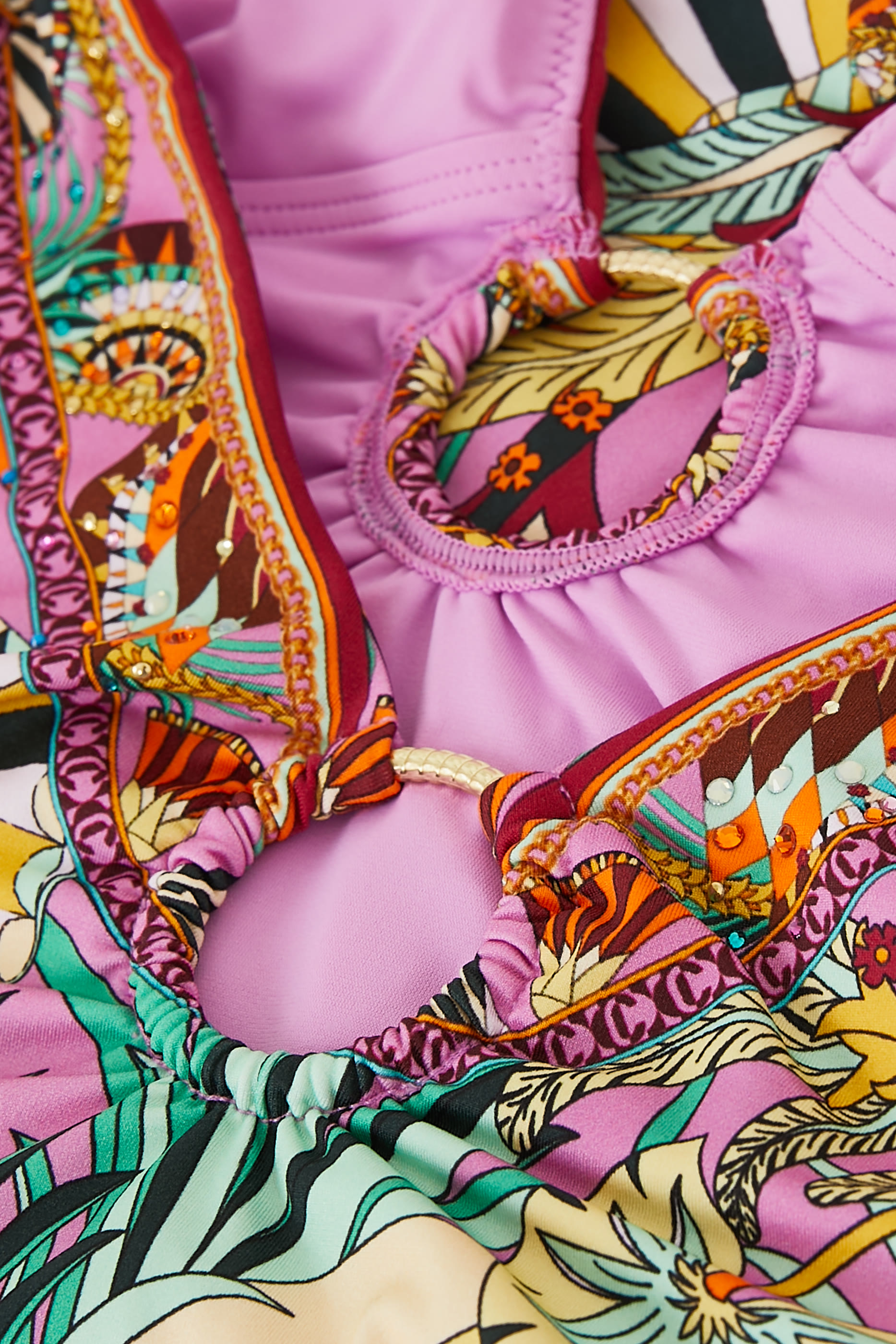 بدلة سباحة قطعة واحدة بياقة عميقة على شكل حرف V