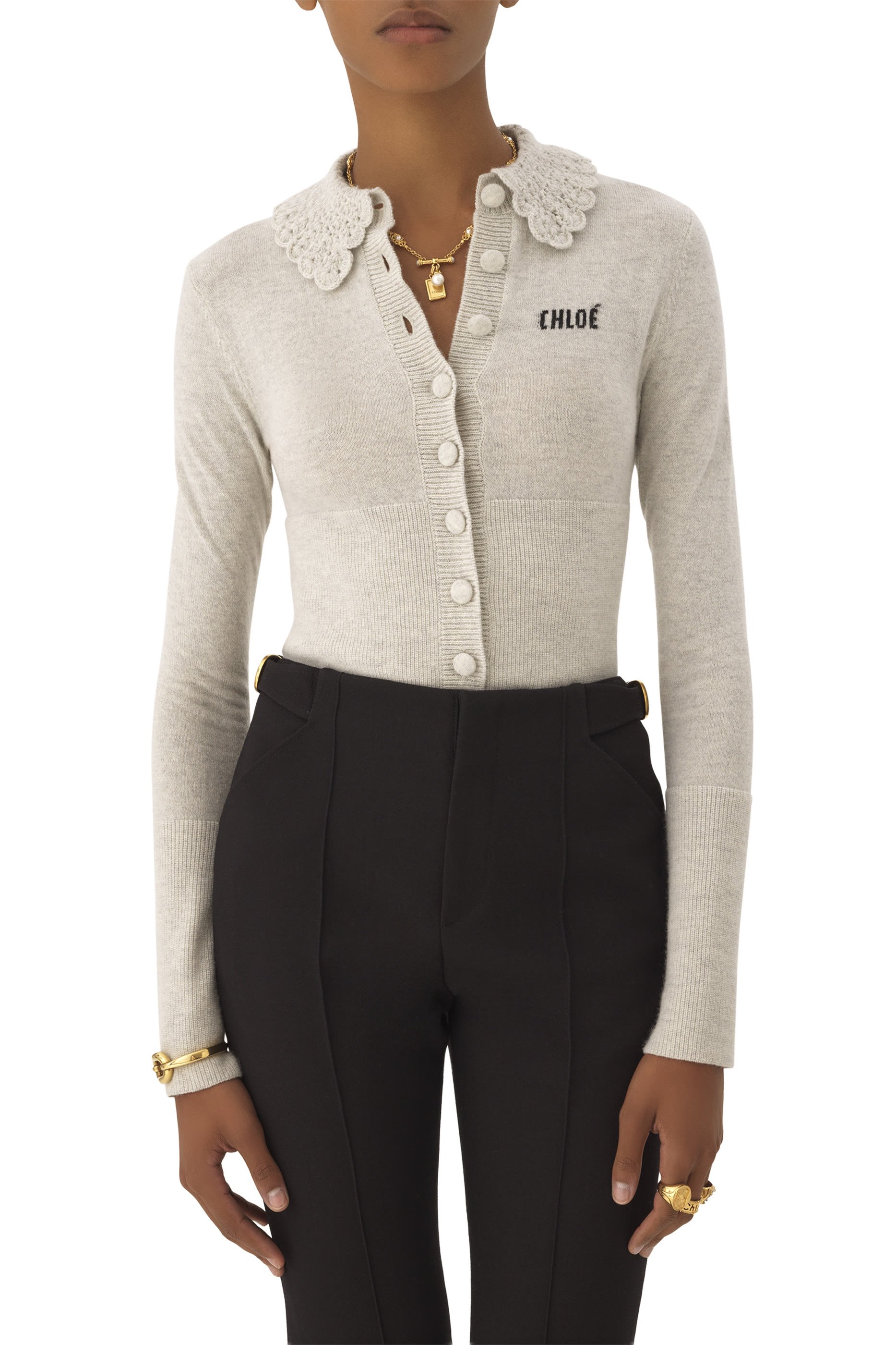 كارديغان بقصة ضيقة وشعار الماركة