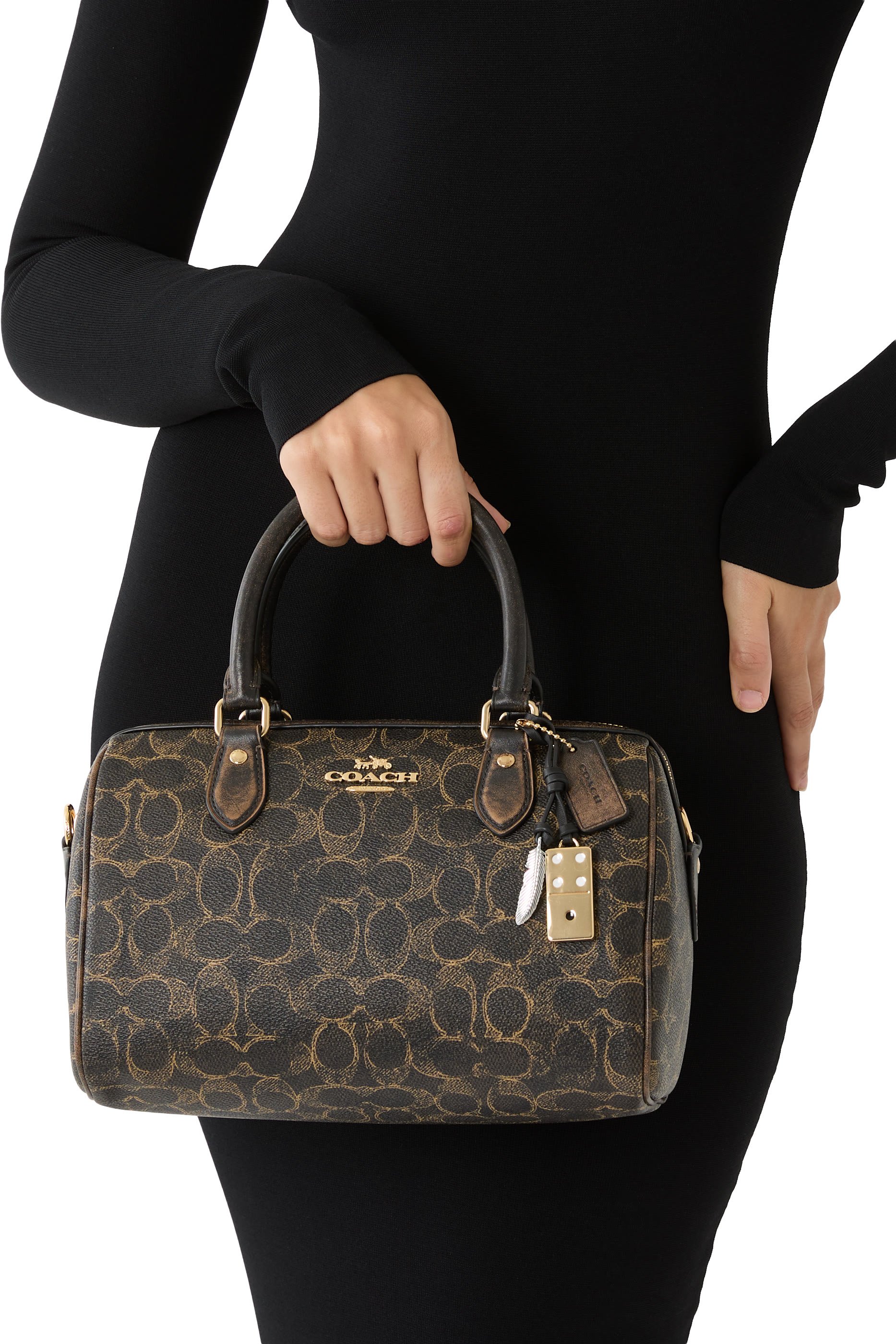 حقيبة روان ساتشيل قنب بشعار الماركة مزينة بحلية