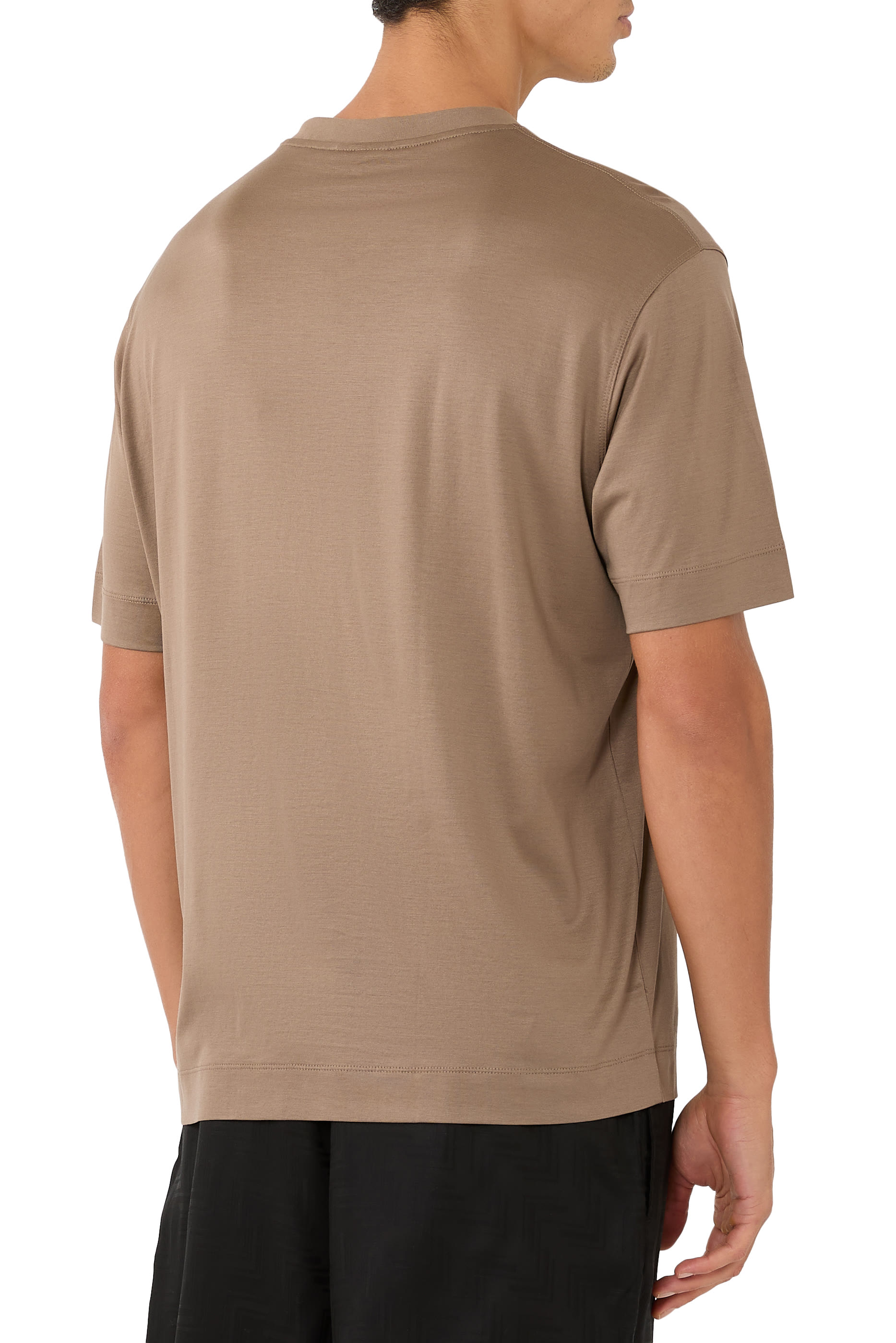 تيشيرت بقصة عادية وجيب خارجي بشعار الماركة