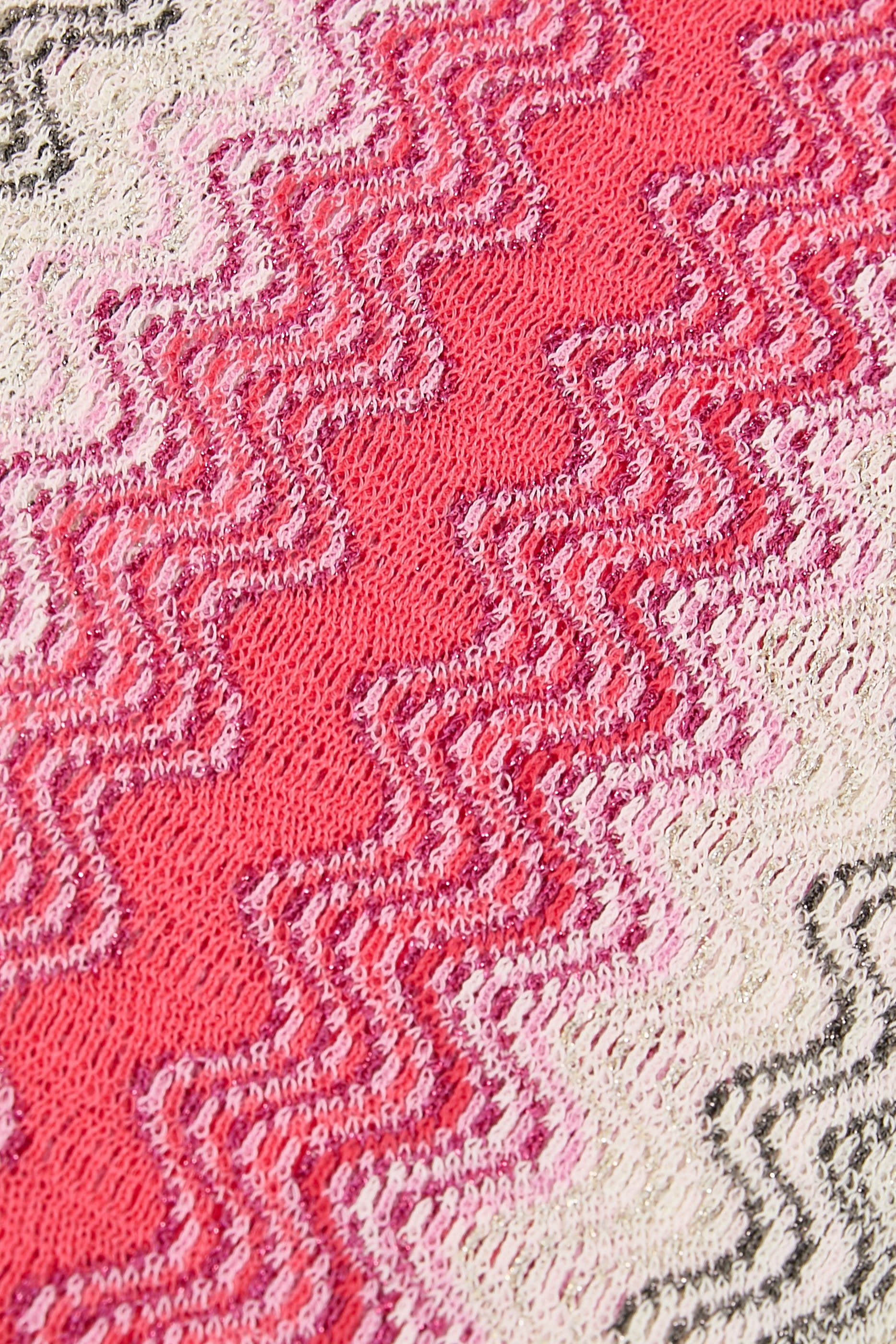 وشاح بنقشة متموجة