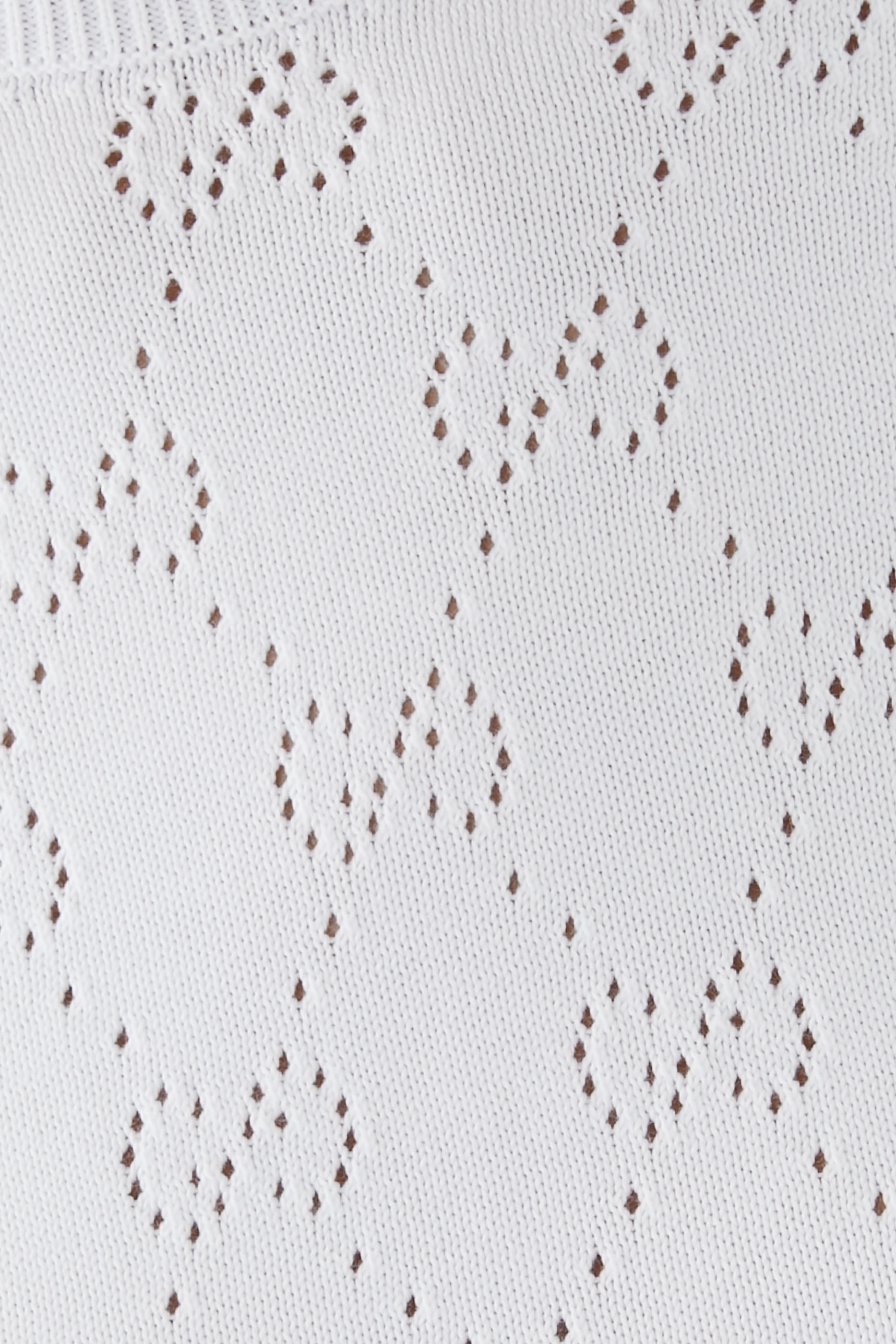 بلوزة بياقة ضيقة وشعار الماركة قطن