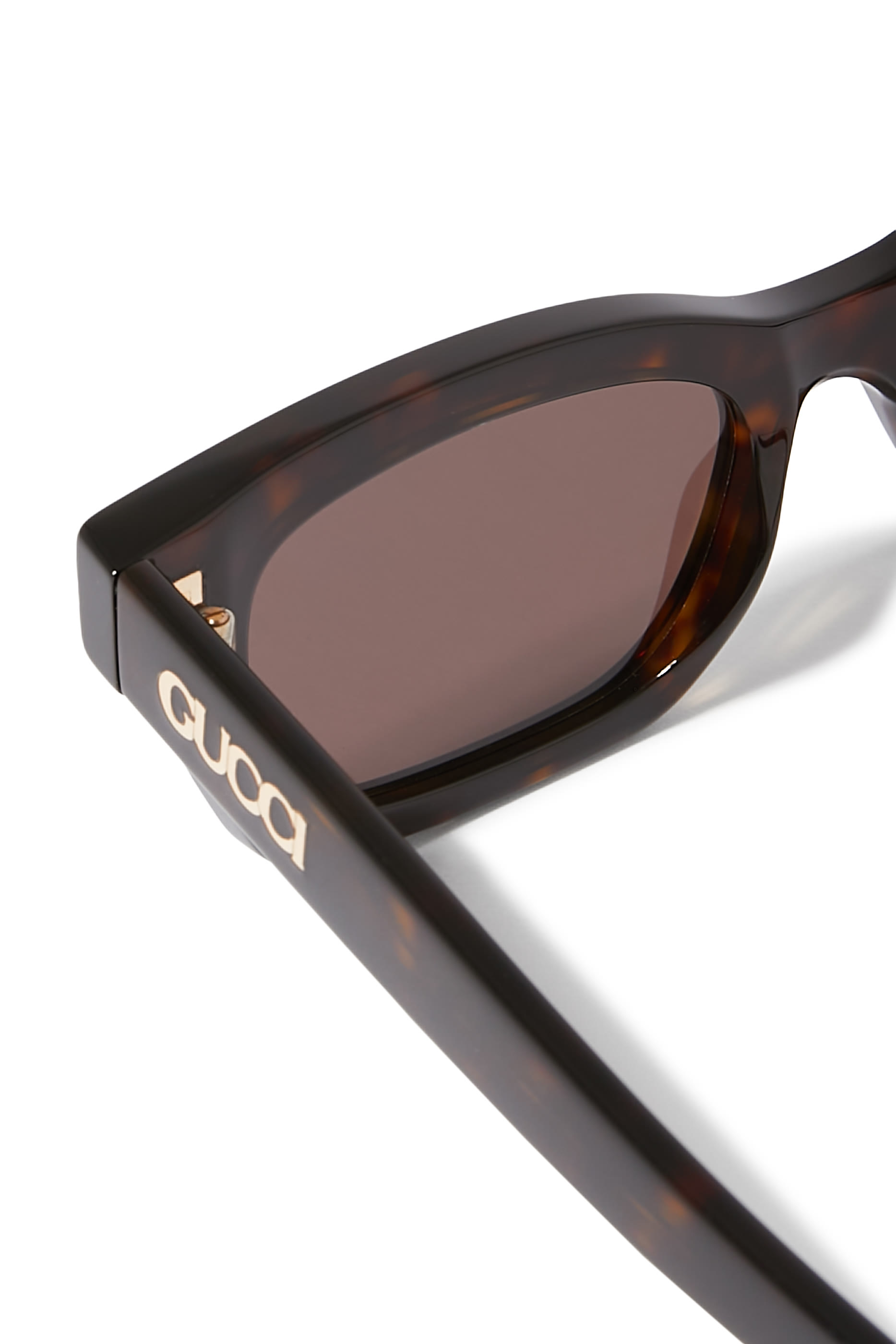 نظارة بإطار بتصميم عين قطة