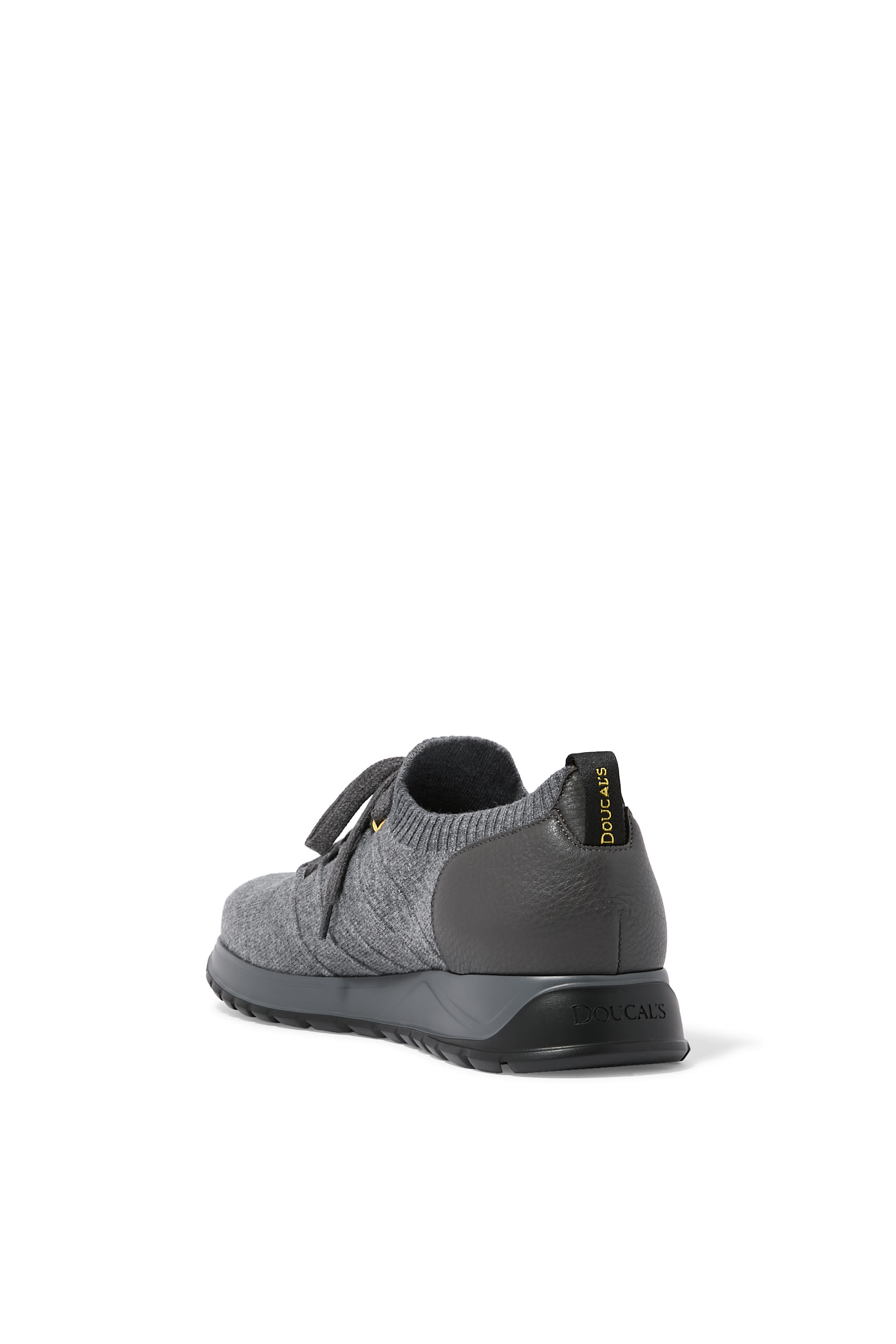 سنيكرز برباط وحواف مضلعة