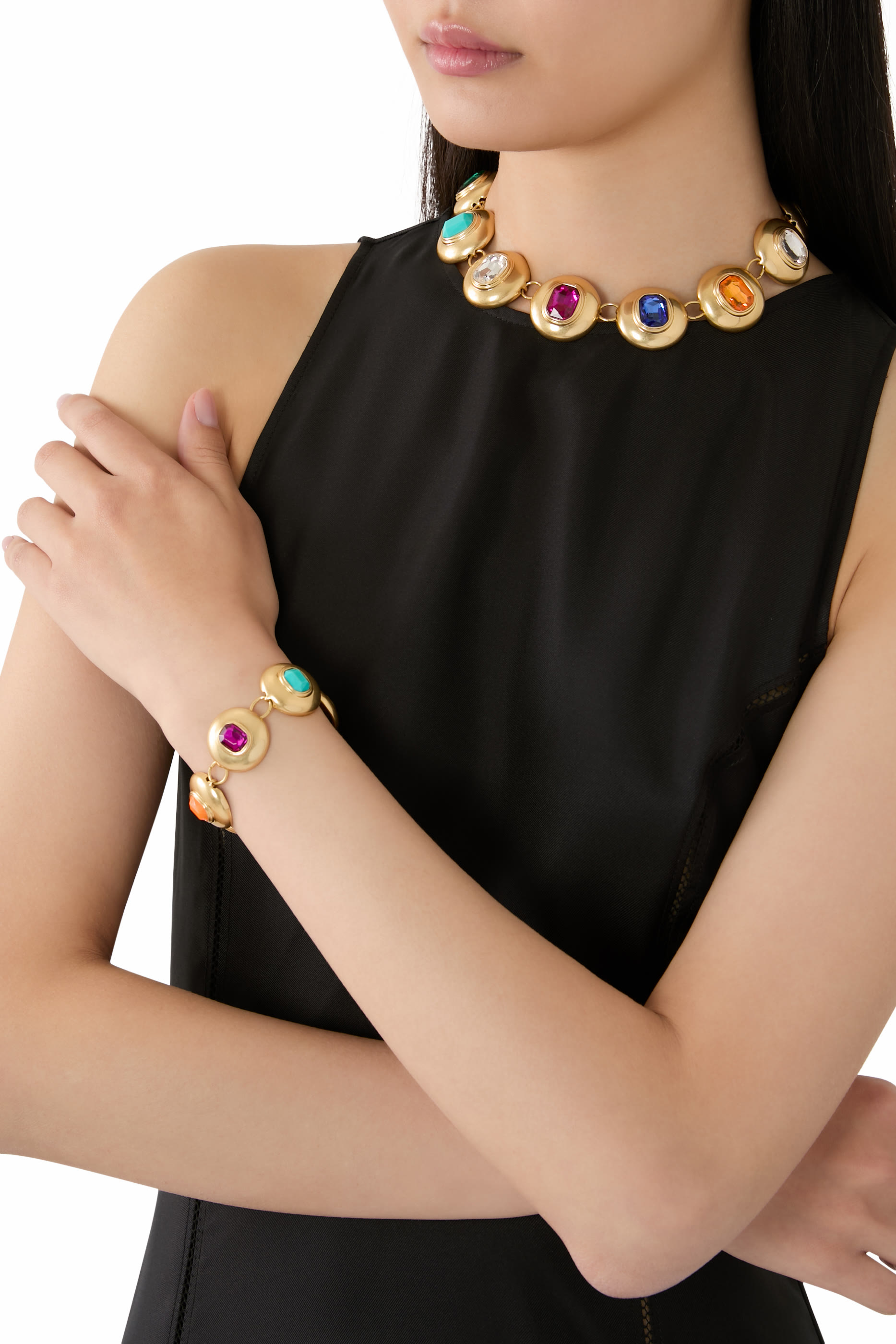 قلادة بحلي بتصميم مقبب مرصعة بأحجار على شكل زمردي