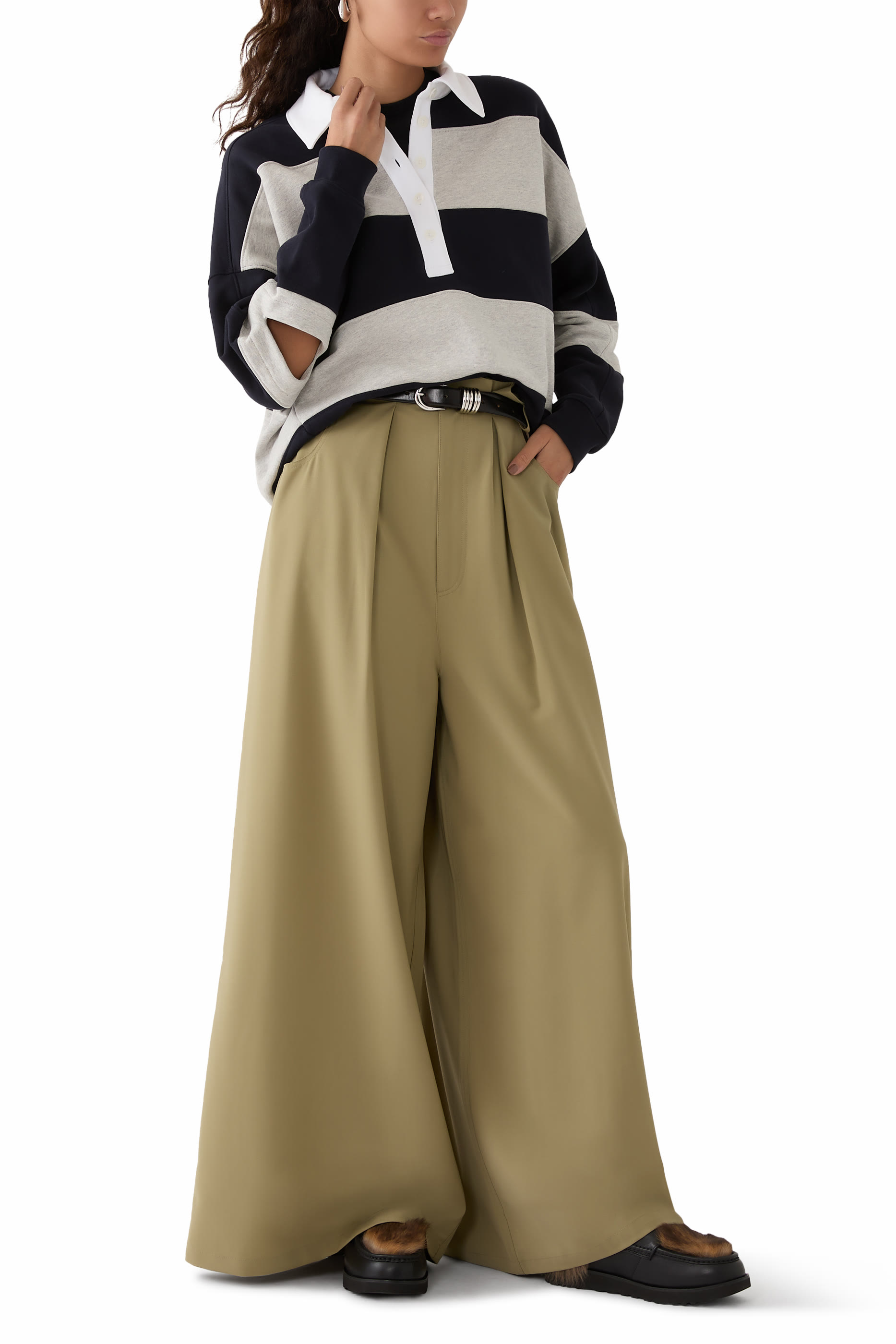 سويت شيرت بياقة بولو وقصة فضفاضة