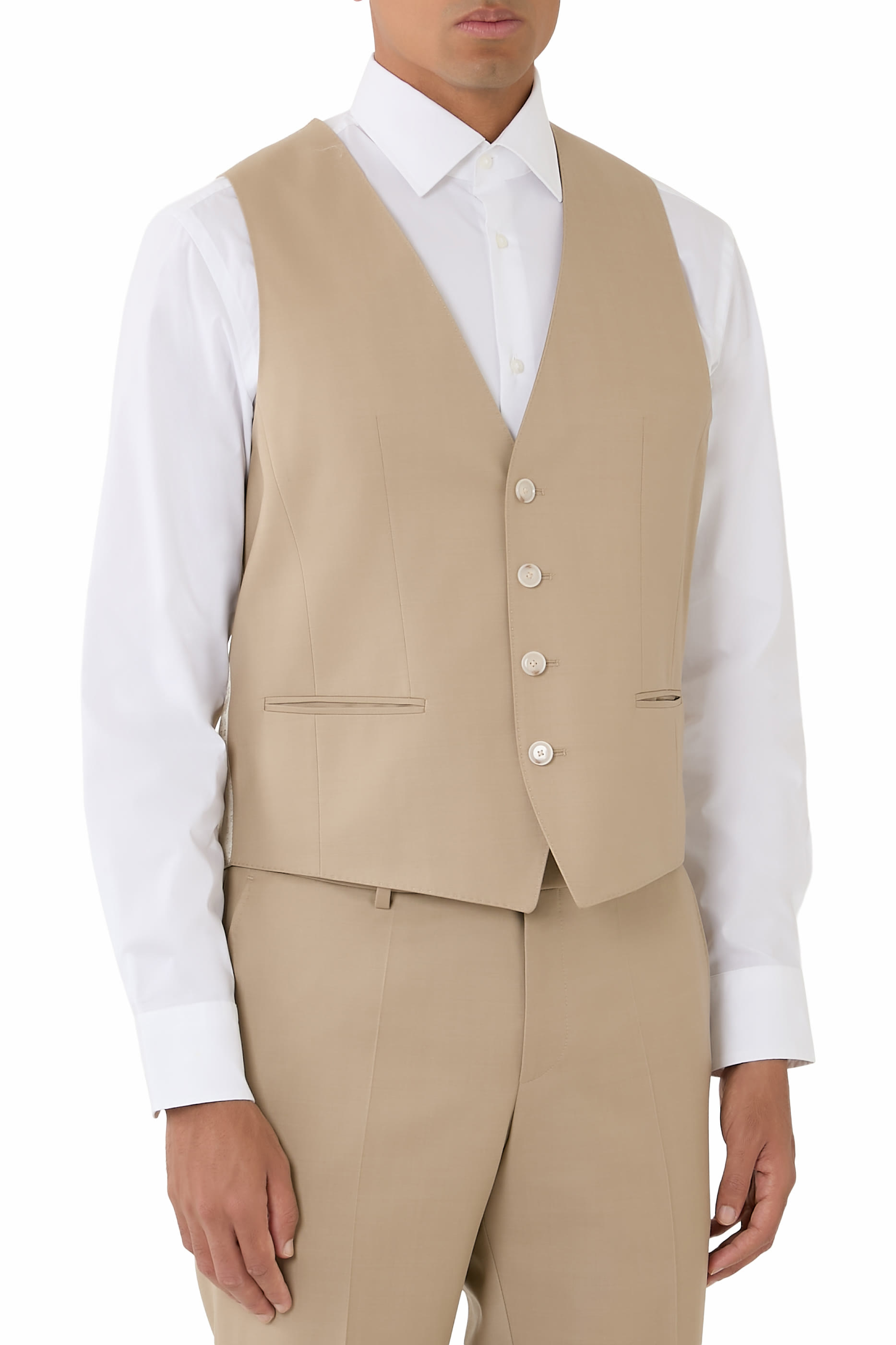 بدلة من ثلاث قطع بقصة ضيقة