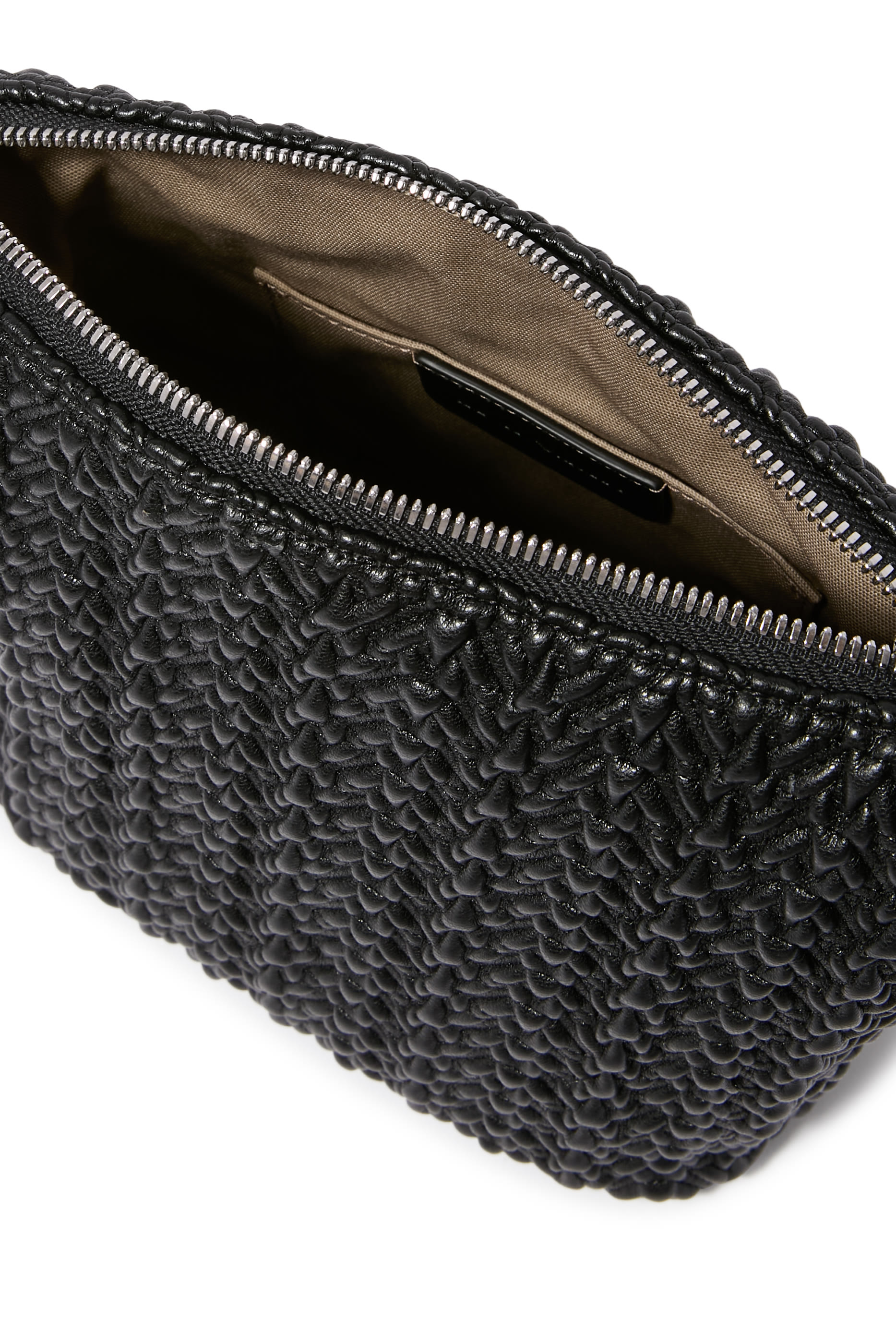 حقيبة هوبو مزينة بشعار الماركة