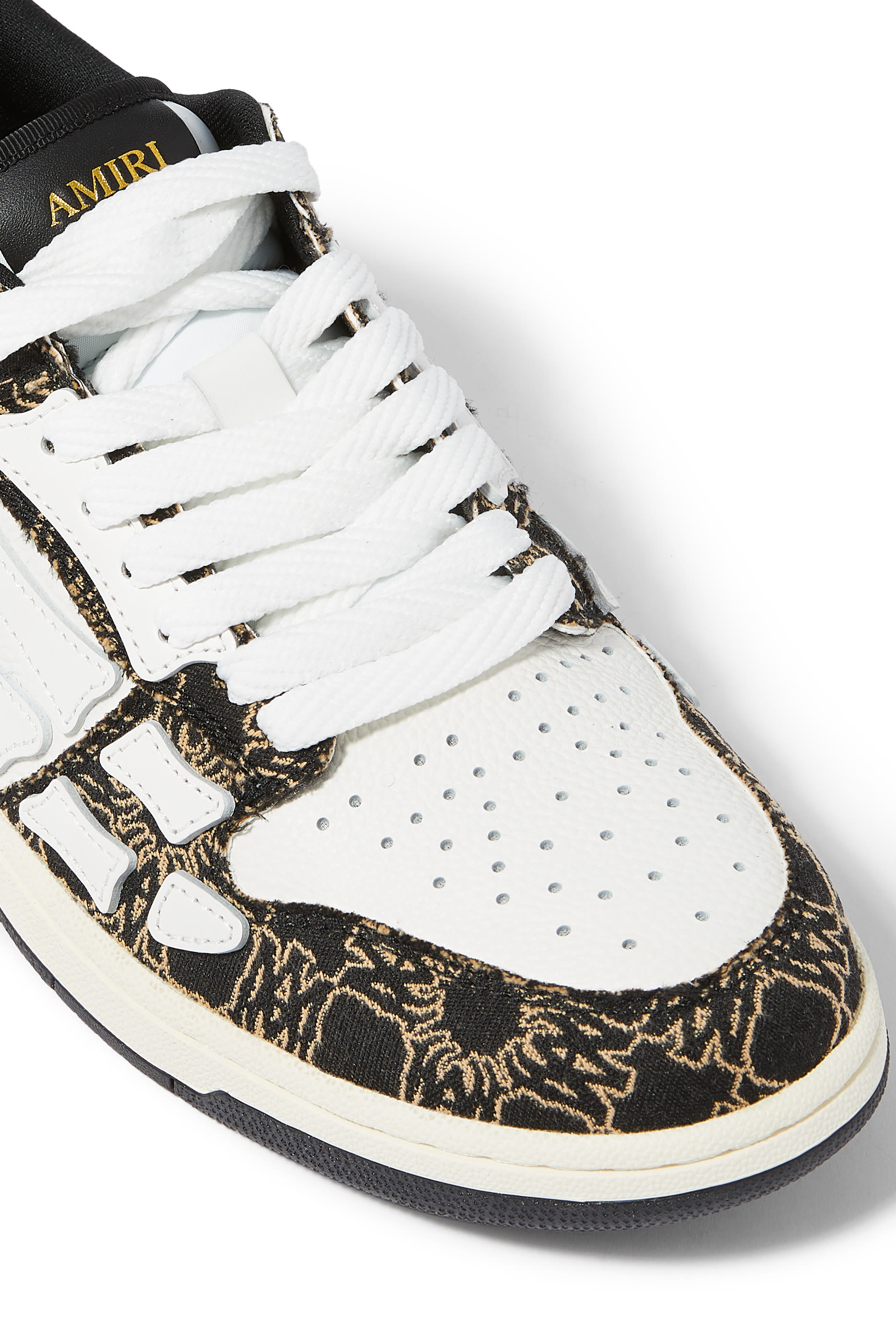 سنيكرز ما كواد برقع على شكل هيكل عظمي جلد وقنب