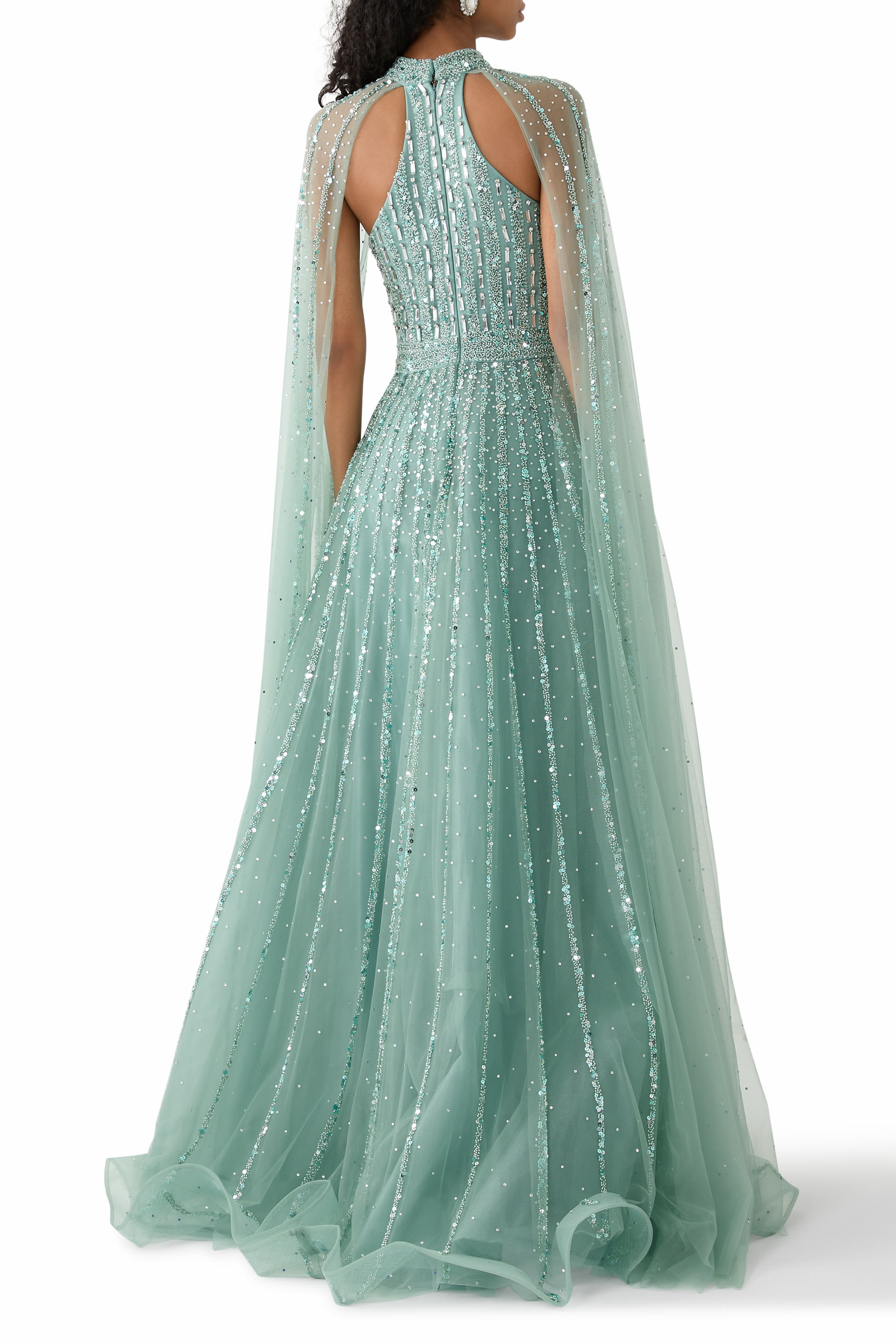 فستان سهرة بأكمام كاب