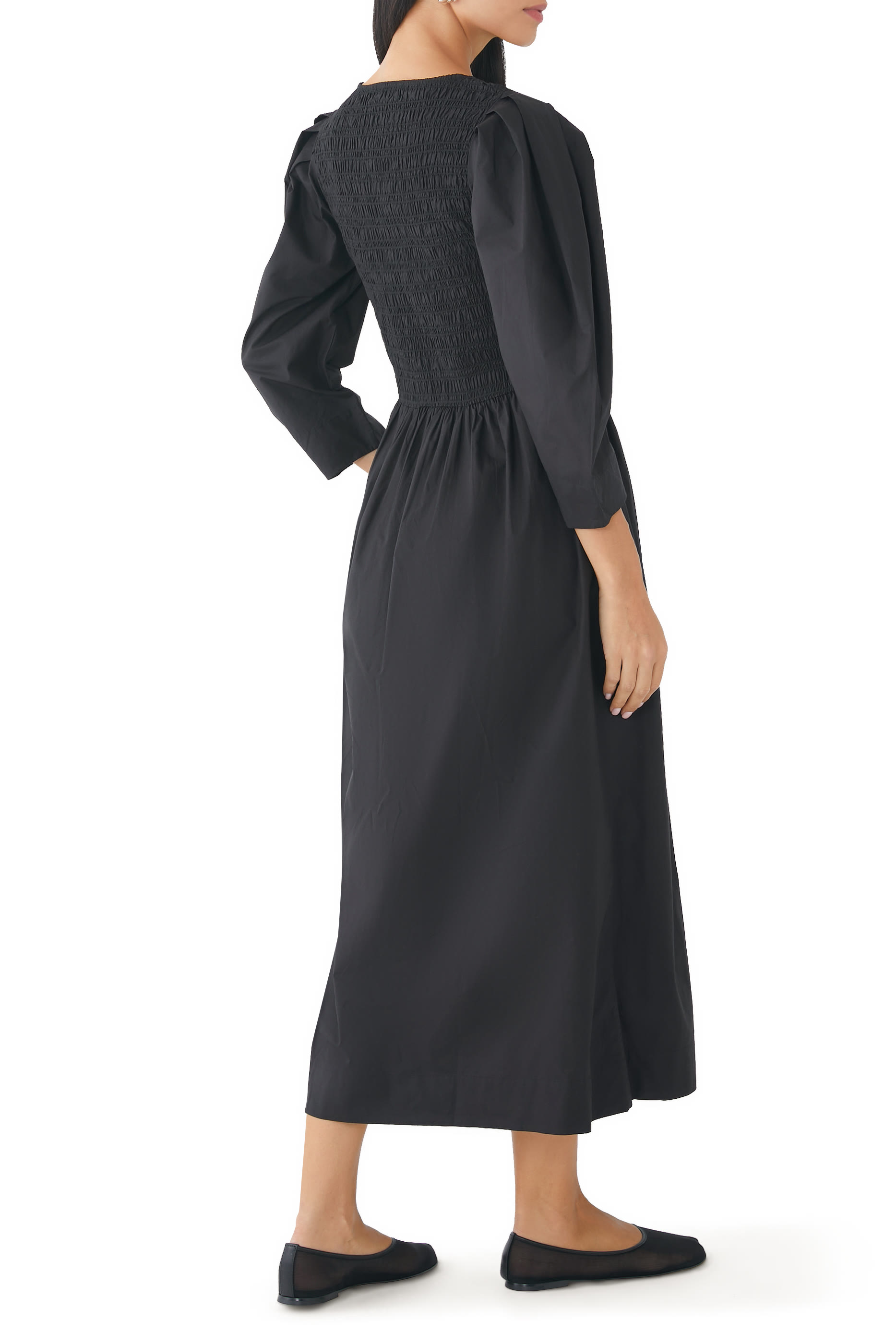 فستان بياقة مكشكشة مفتوحة