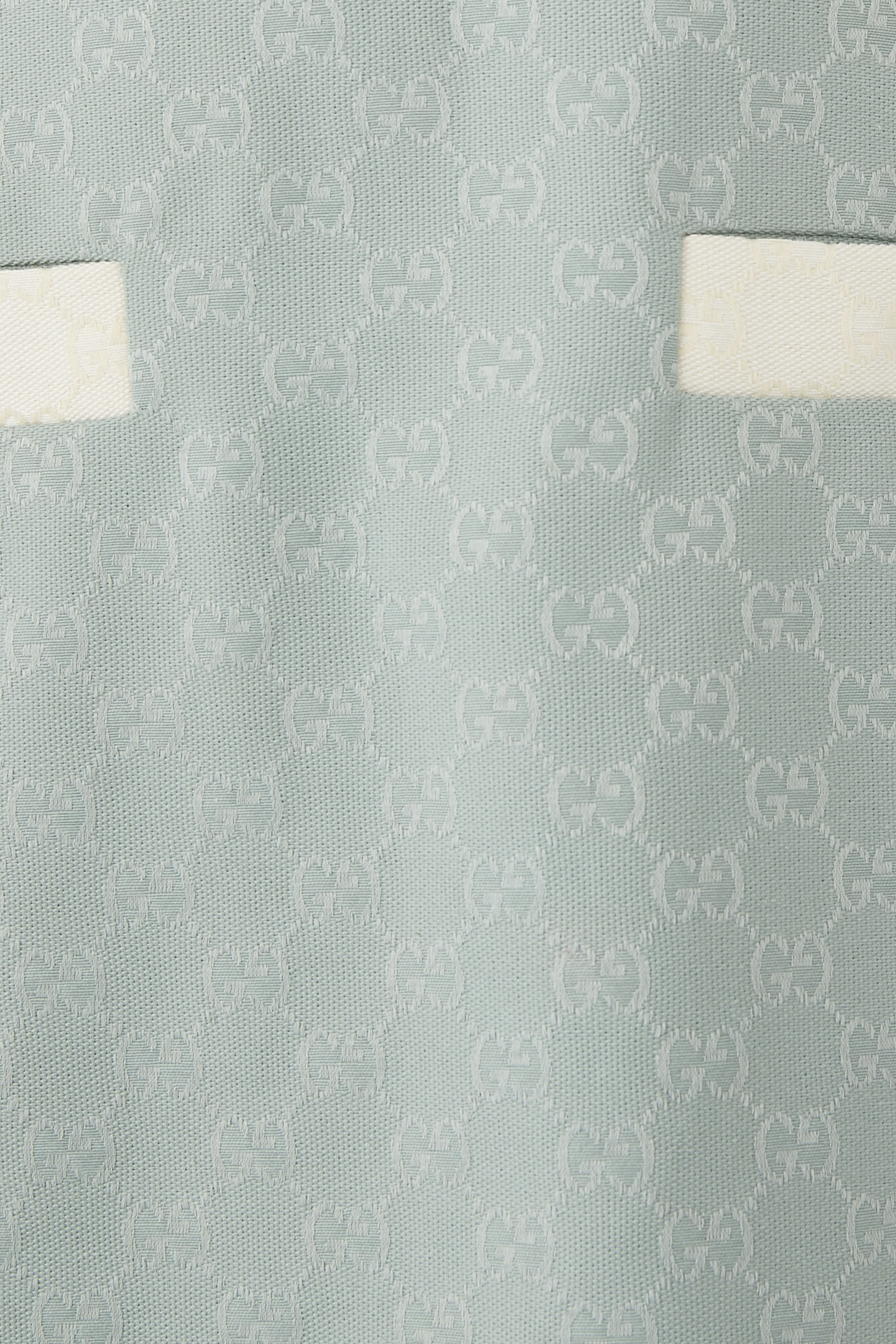 فستان قصير بلا أكمام بنقشة حرفي شعار الماركة قنب