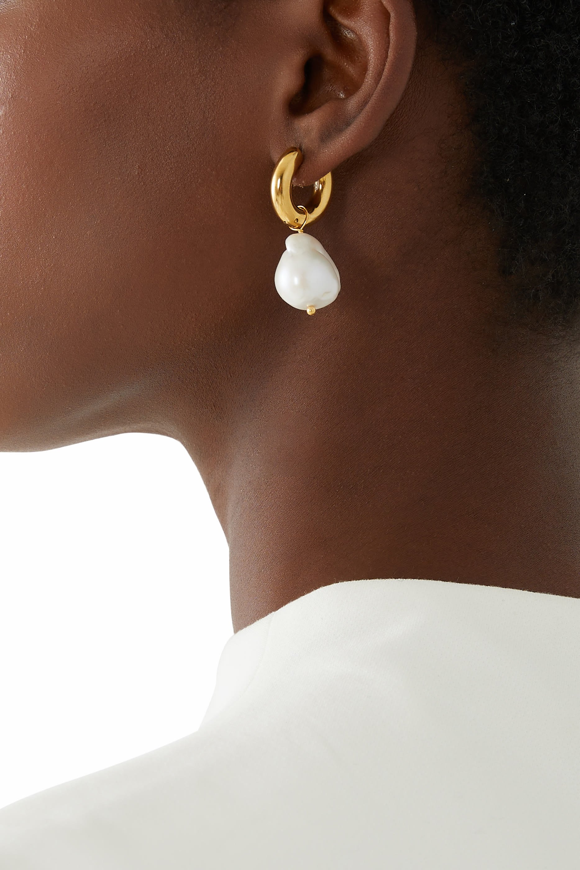 أقراط مرصعة باللؤلؤ والملكيت، نحاس مطلي بذهب عيار 24