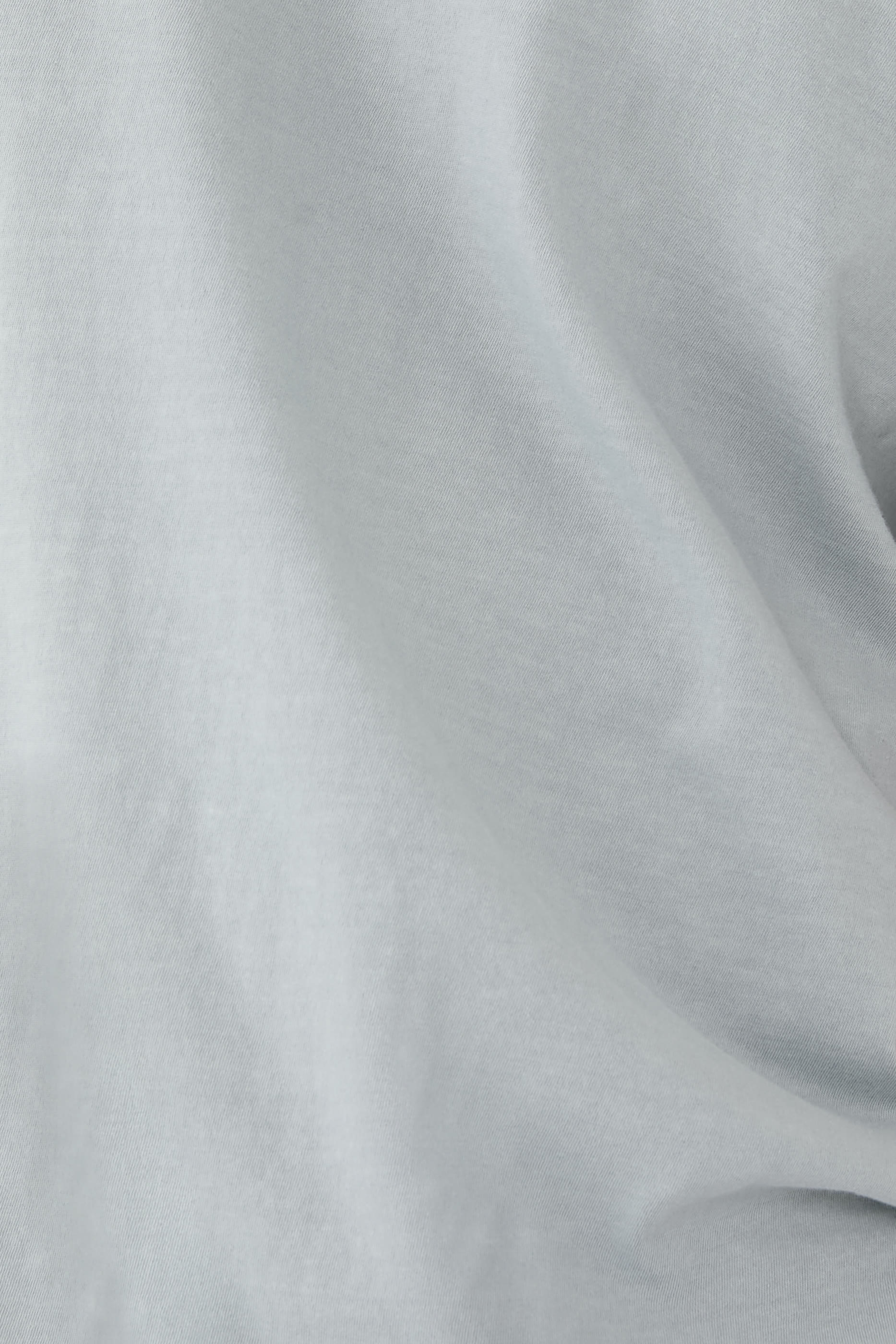 تيشيرت بأكمام قصيرة وياقة ضيقة