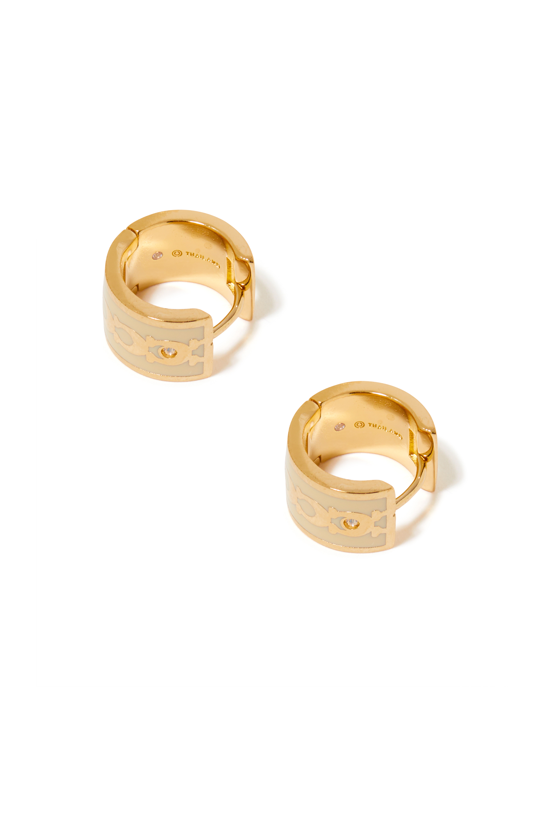 أقراط هاجي بشعار حرف الماركة بمينا