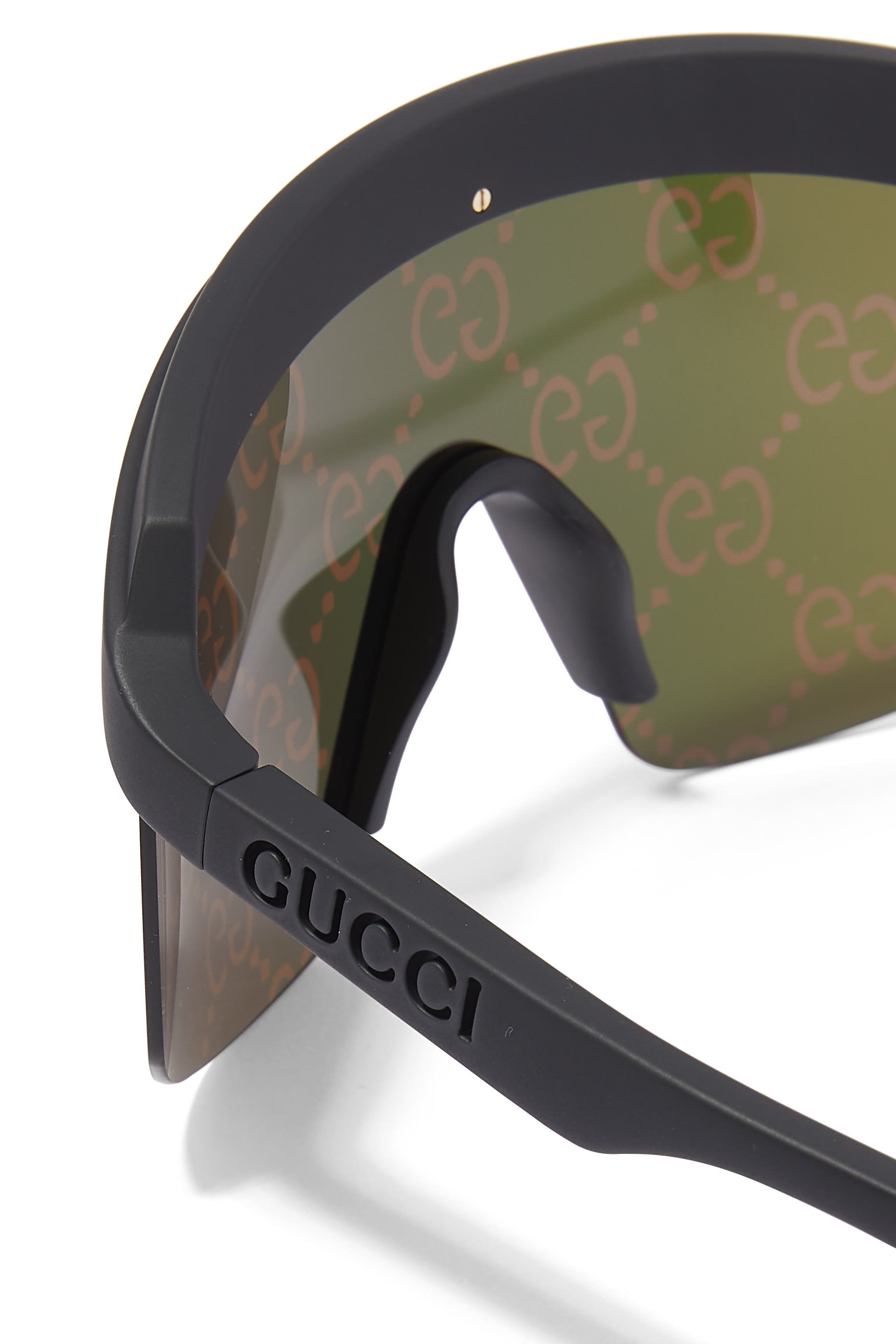 نظارة شمسية بإطار قناع وعدسات مزينة بحرفي شعار الماركة