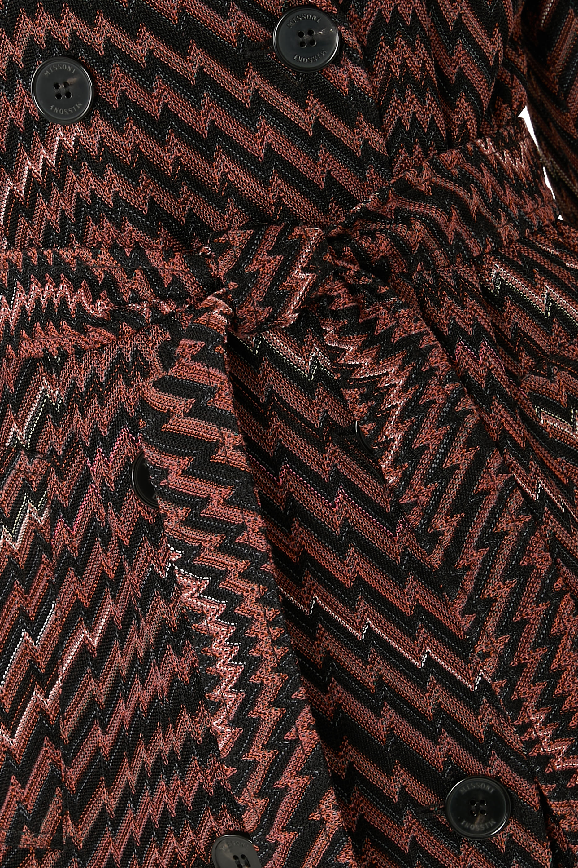 معطف ترنش بصفي أزرار ونقشة خطوط متعرجة بتفاصيل مموجة