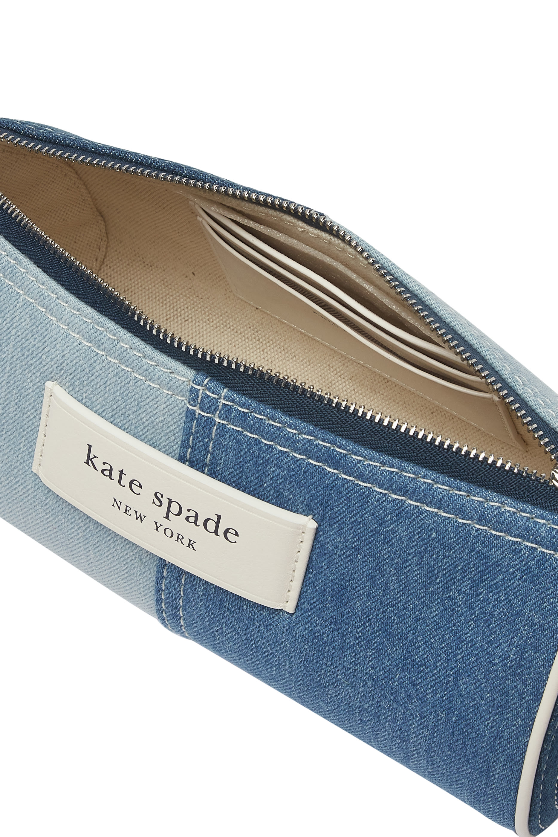 حقيبة صغيرة بشعار الماركة