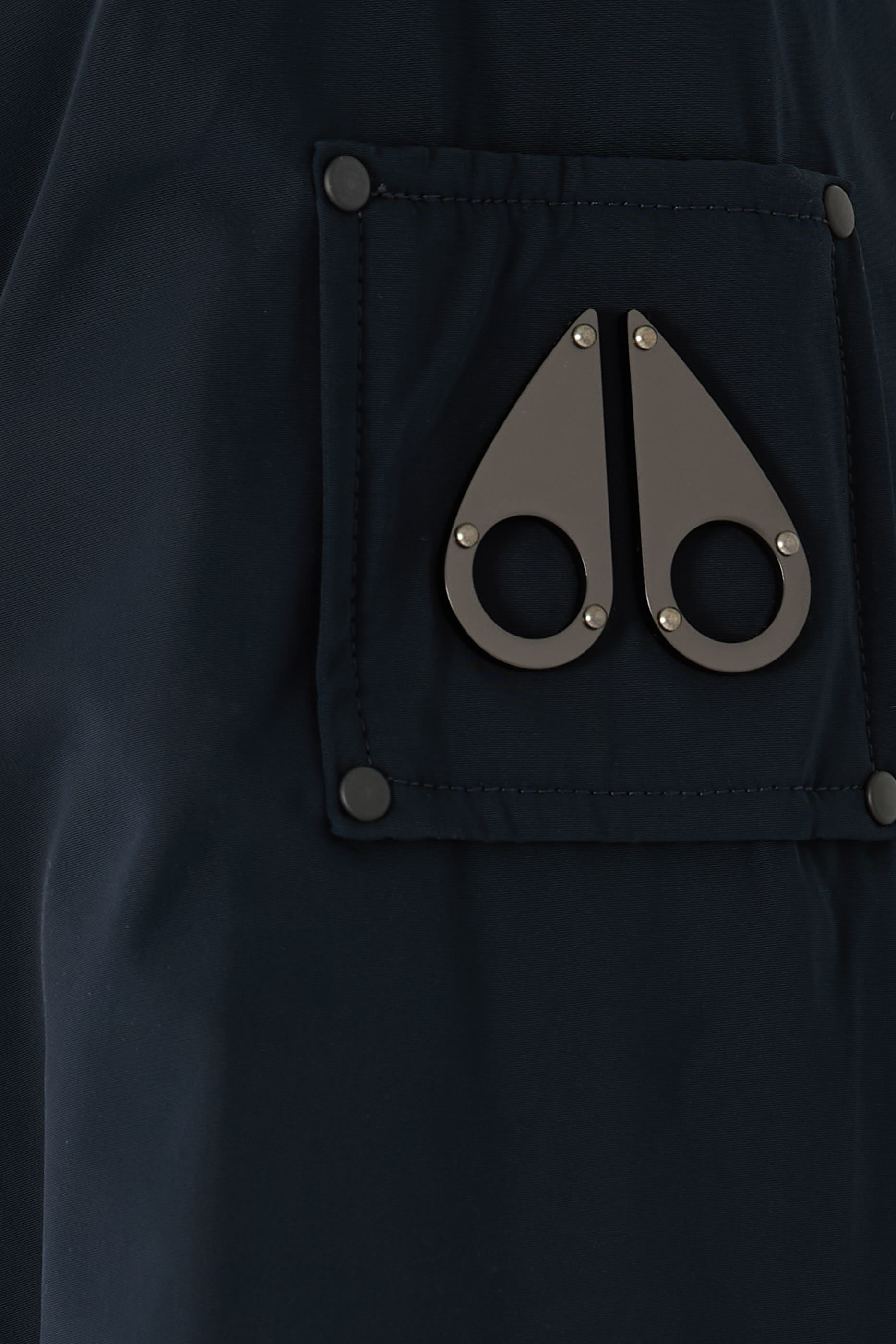 جاكيت بنمط قميص بأزرار