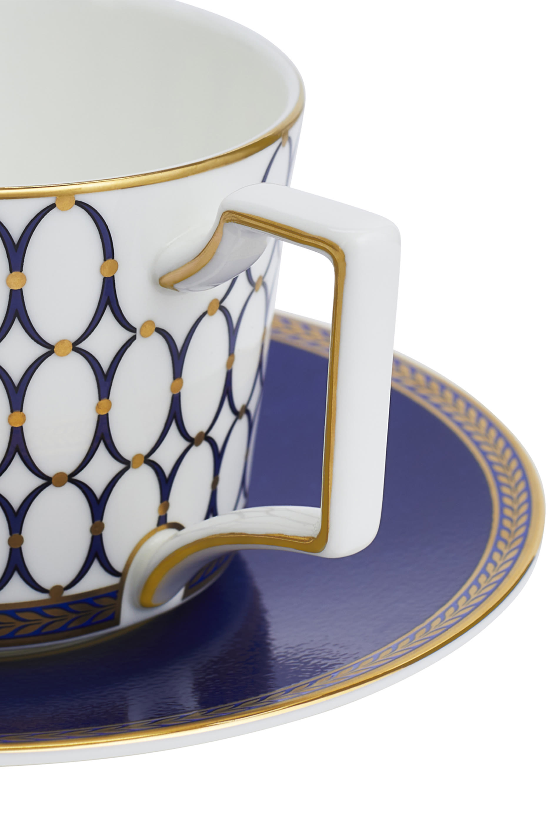 فنجان قهوة وطبق رينايسنس