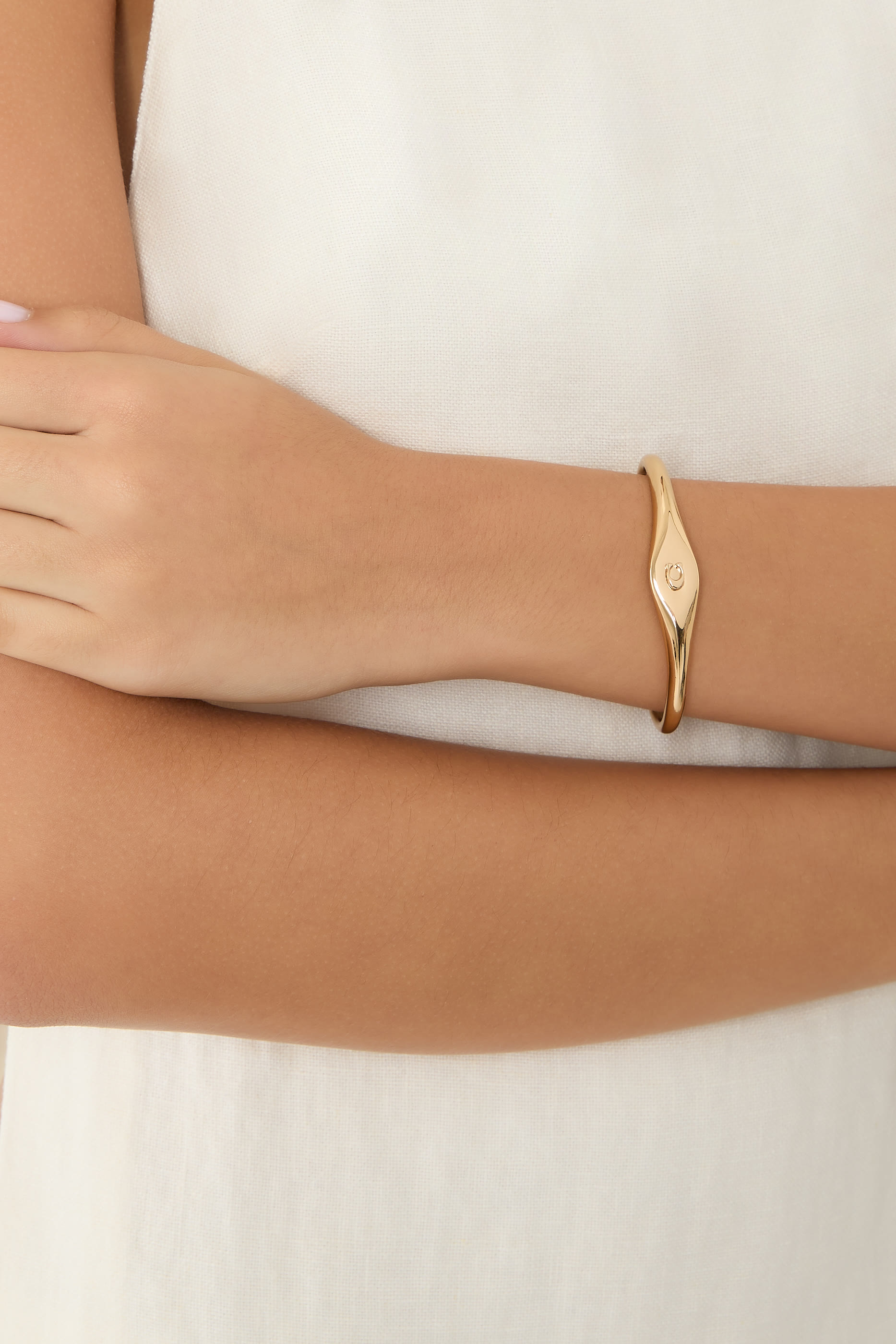 سوار مفتوح بشعار الماركة بتصميم منحوت، نحاس