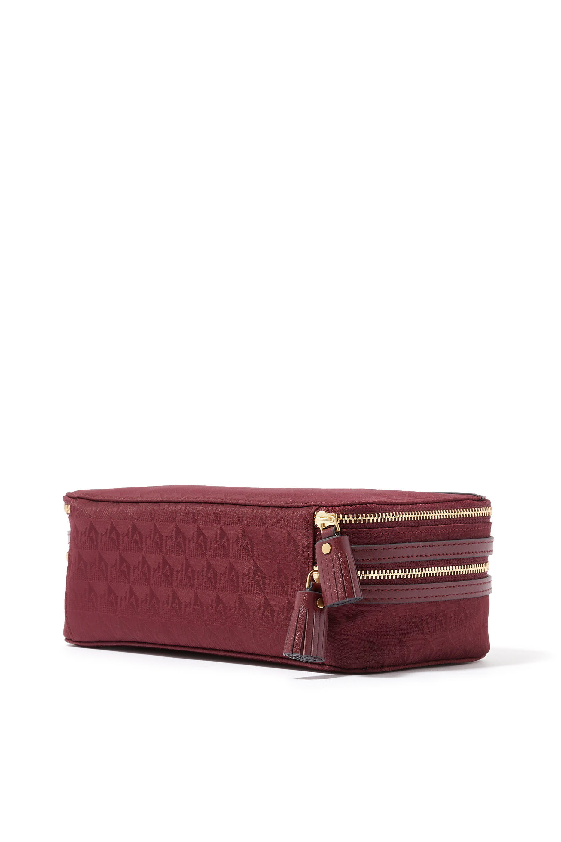 حقيبة مستحضرات تجميل بشعار الماركة