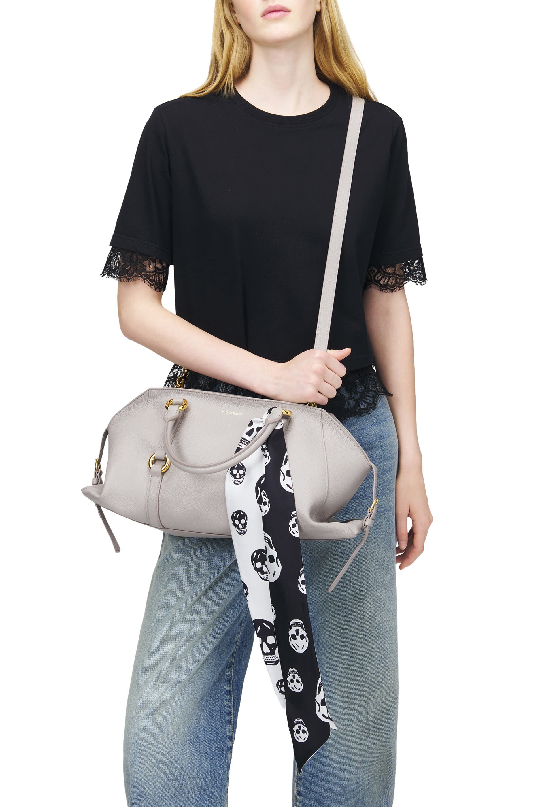 وشاح بنقشة جماجم