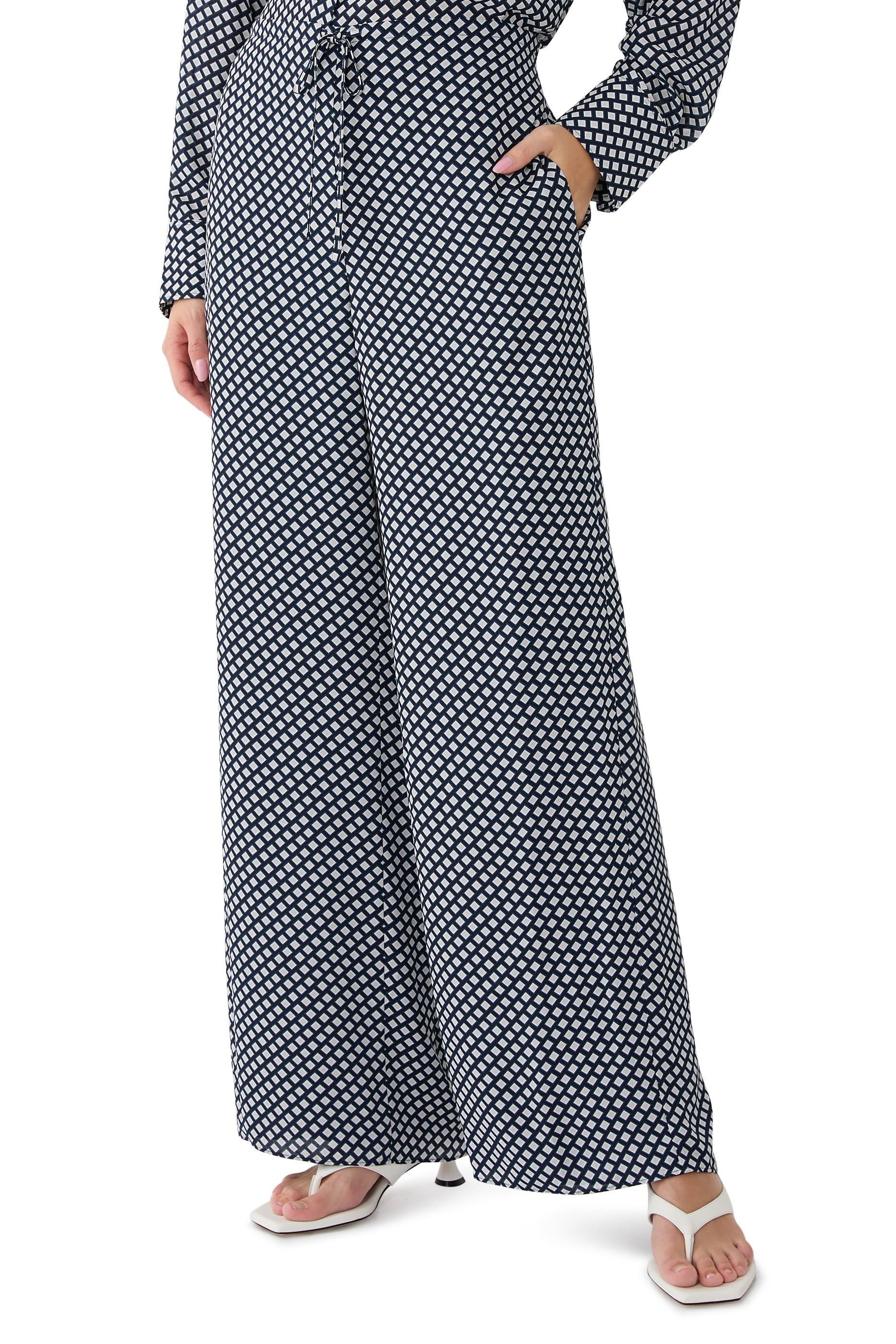 بنطال بنقشة هندسية