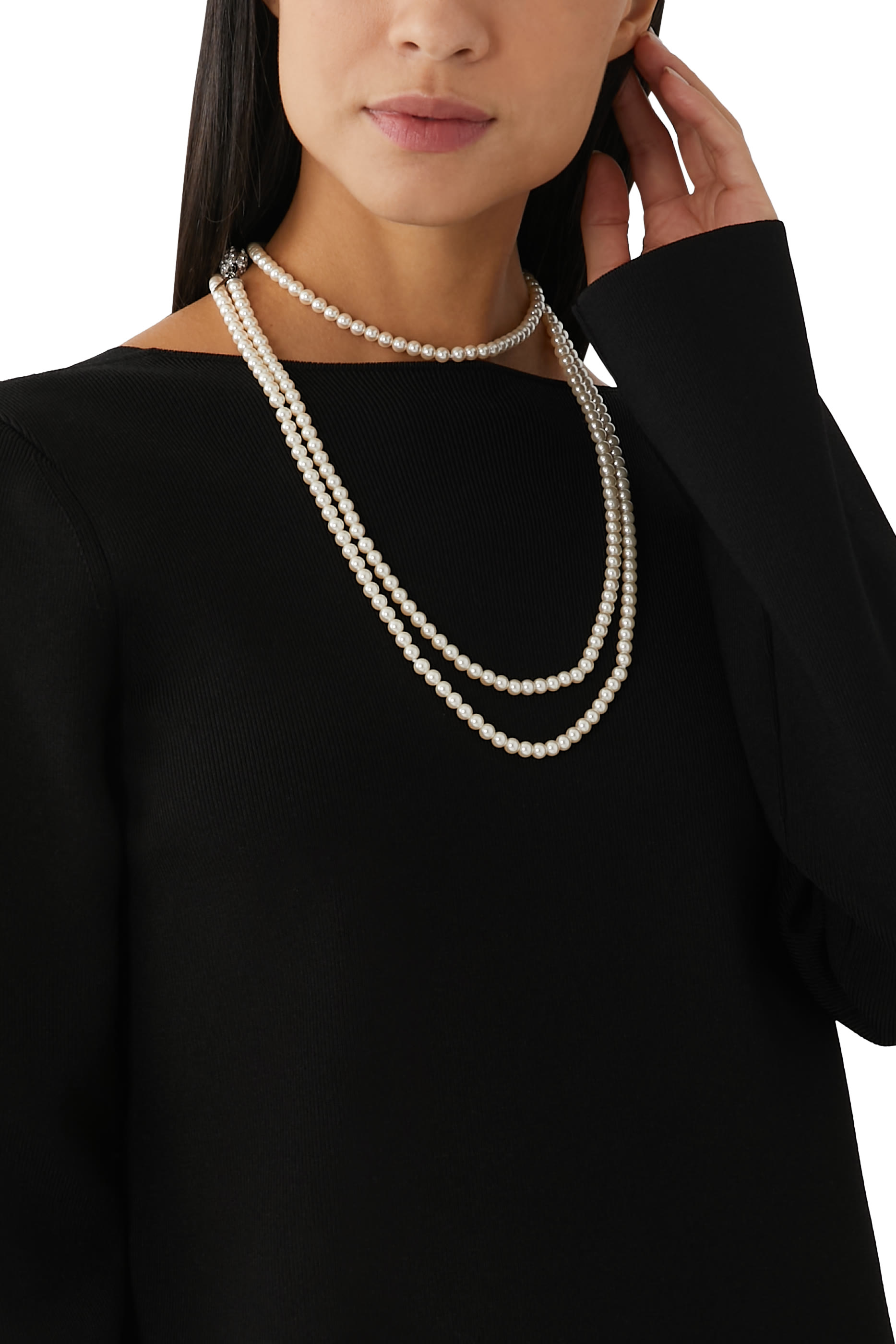 قلادة طويلة مزينة باللؤلؤ