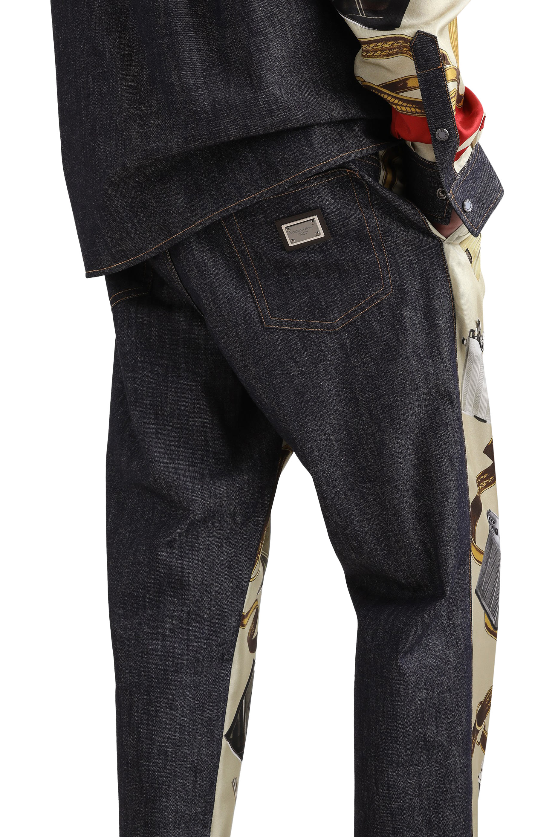 بنطال جينز بقصة واسعة ونقشة بلون أفتح دنيم وحرير