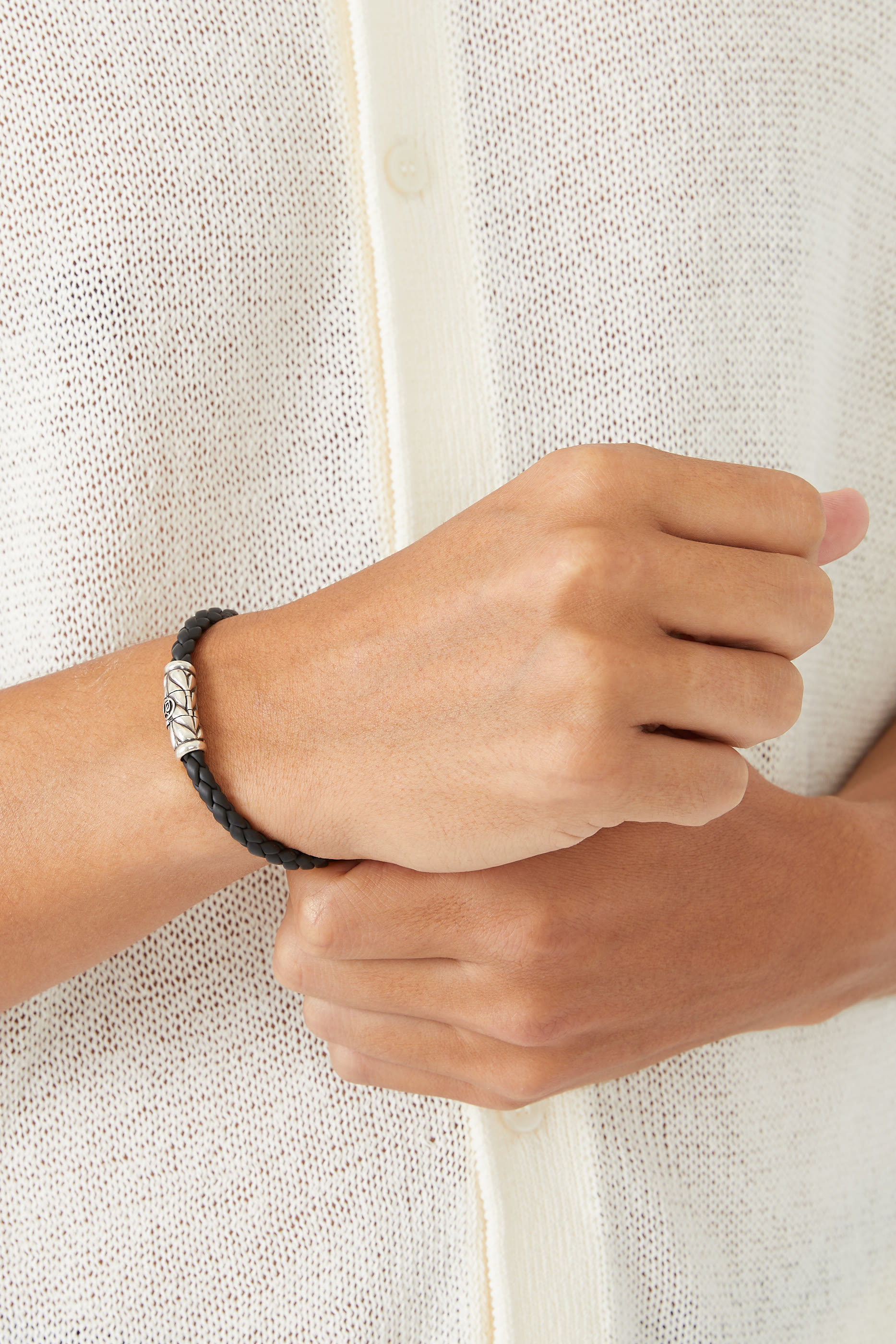 سوار بتفاصيل شيفرون مجدولة، فضة استرلينية ومطاط أسود