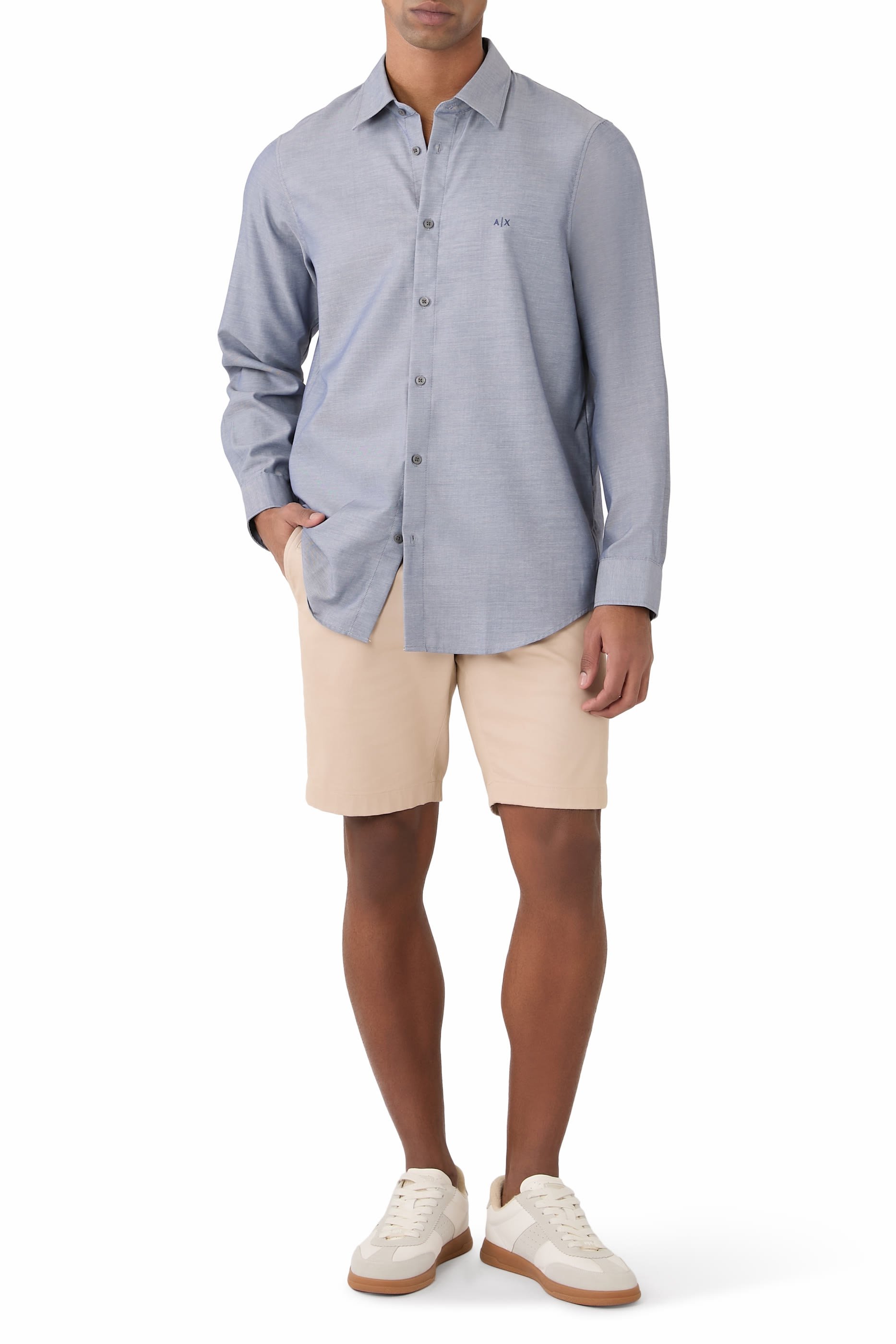 قميص بأكمام طويلة وشعار الماركة