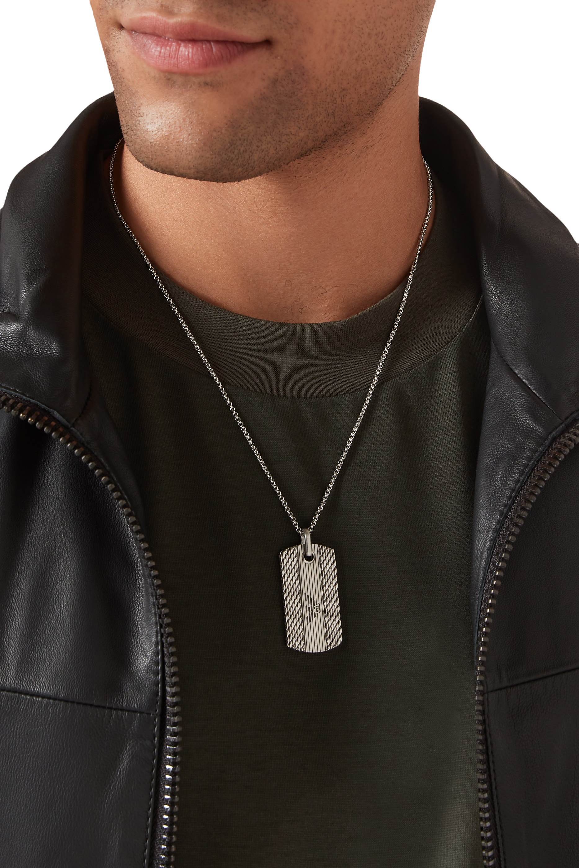 قلادة بشعار الماركة