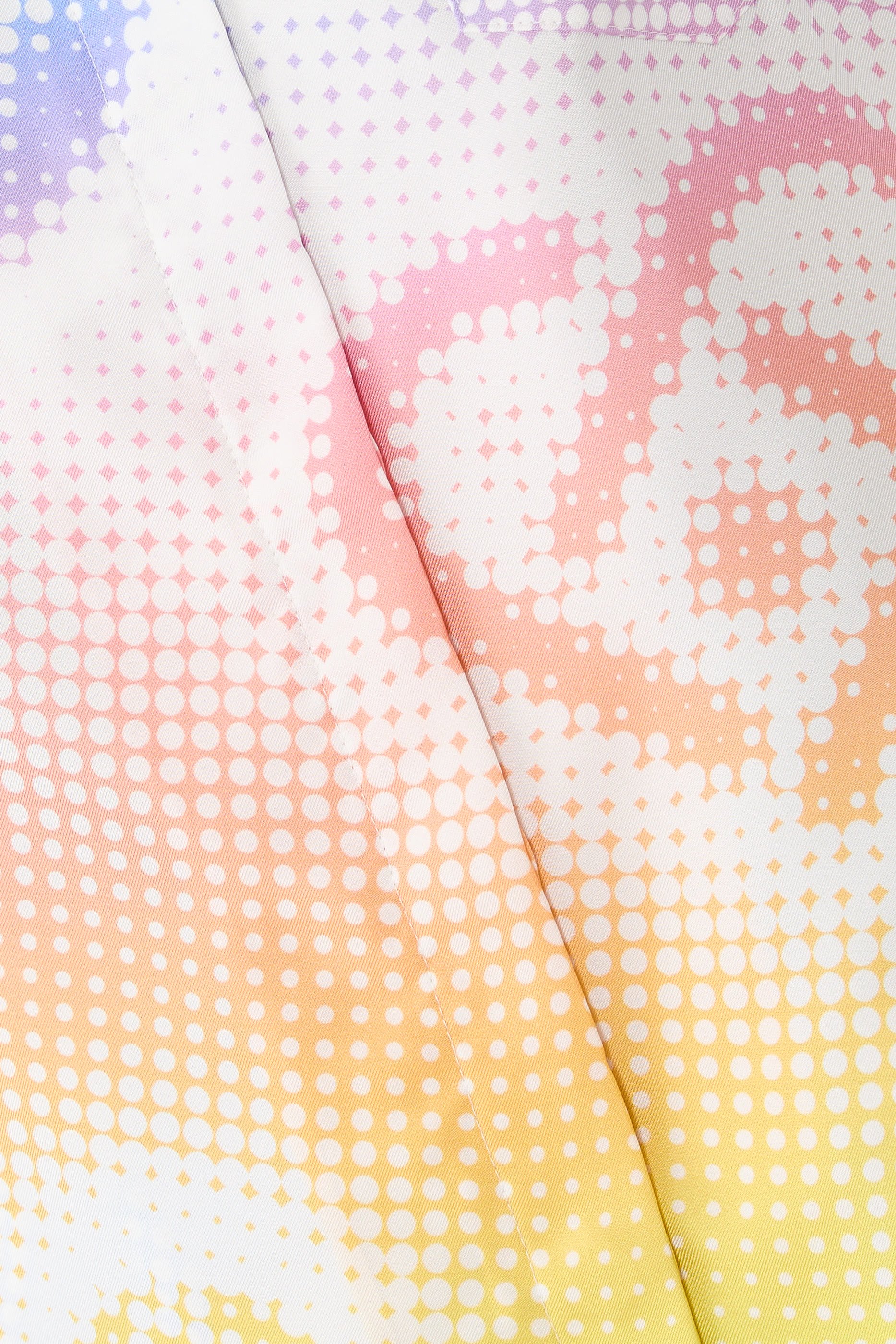 قميص بشعار الماركة الباهت حرير