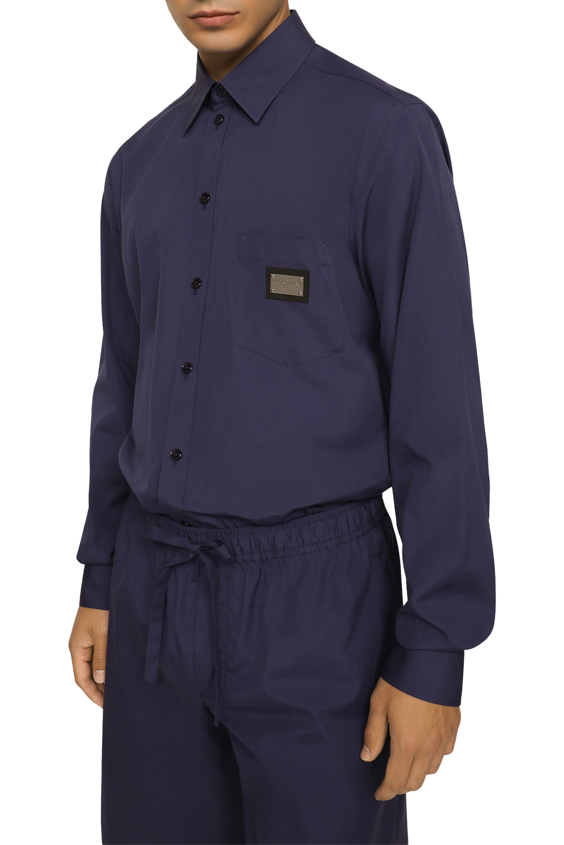 قميص بأكمام طويلة وشعار الماركة