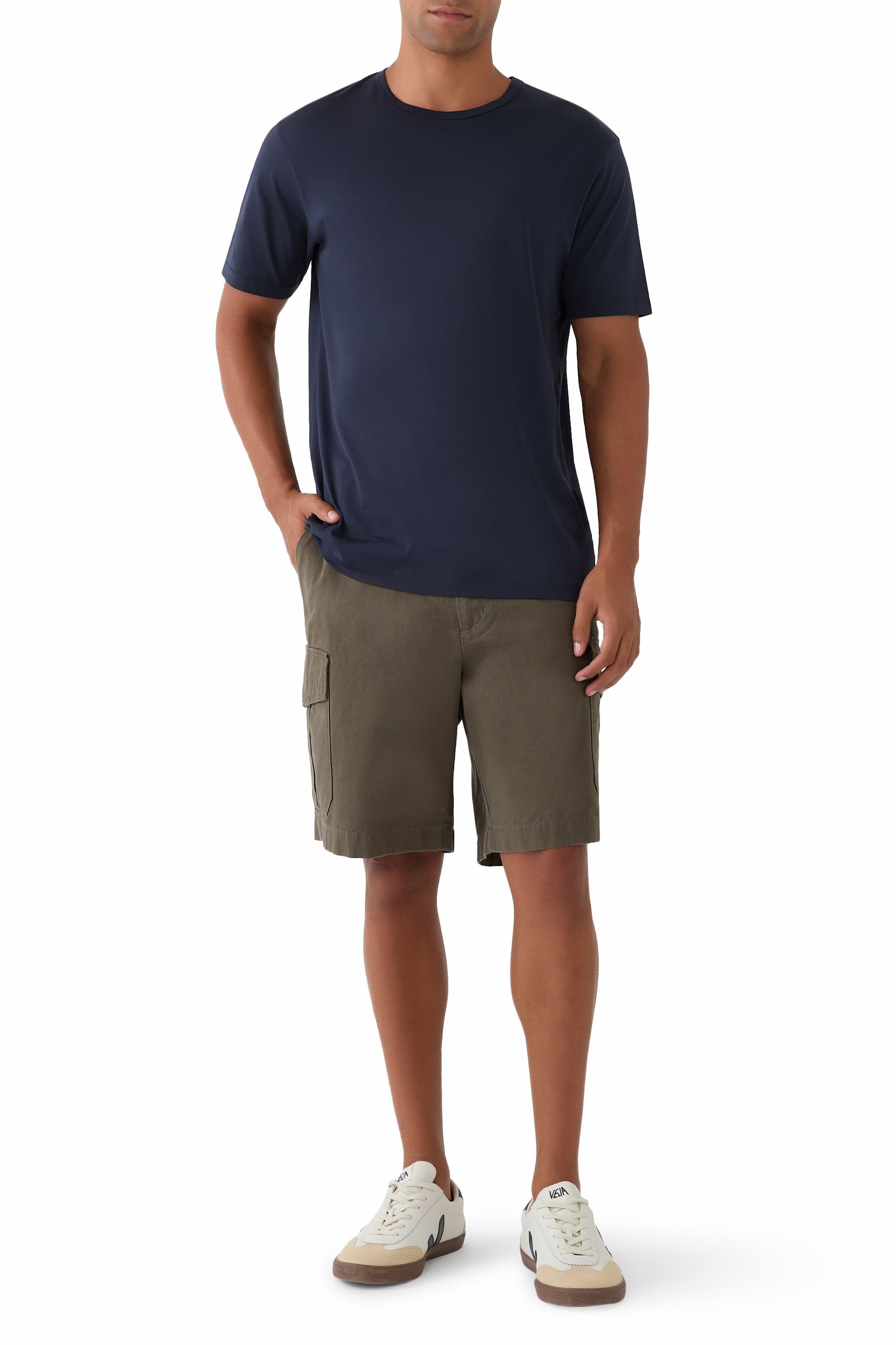 تيشيرت بياقة ضيقة كلاسيكية