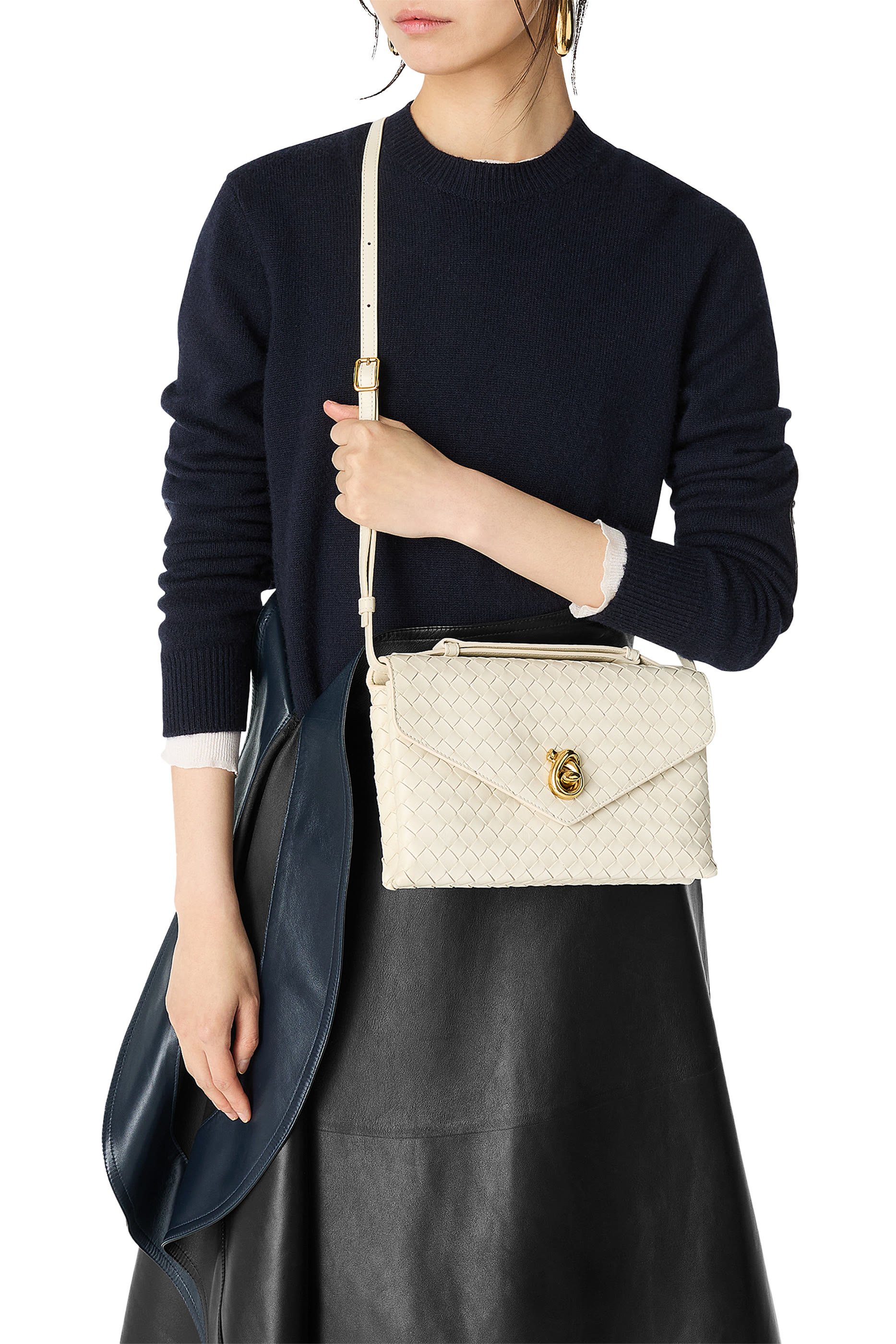 حقيبة بقفل بتصميم عقدة