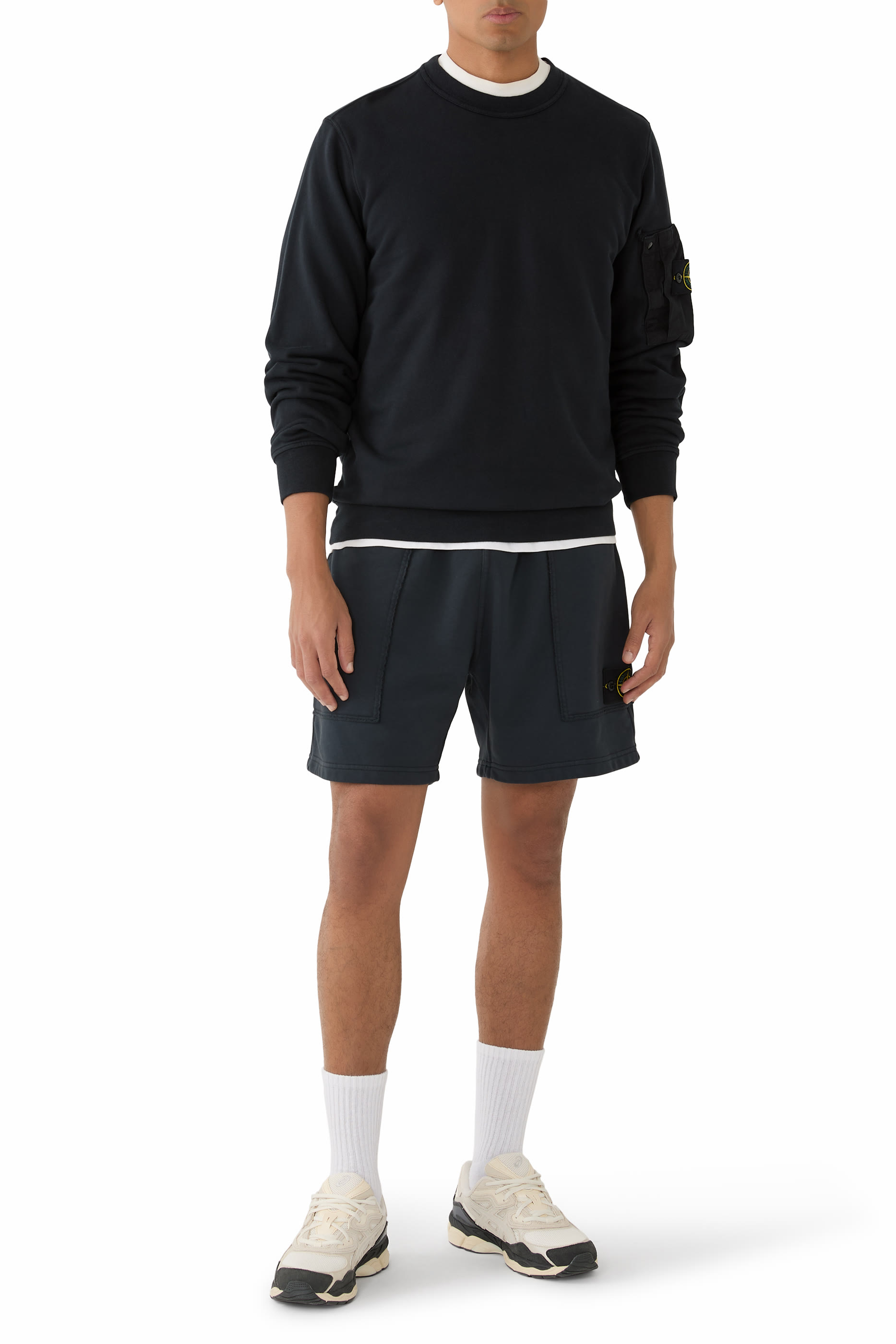 سويت شيرت بياقة ضيقة ورقعة شعار الماركة