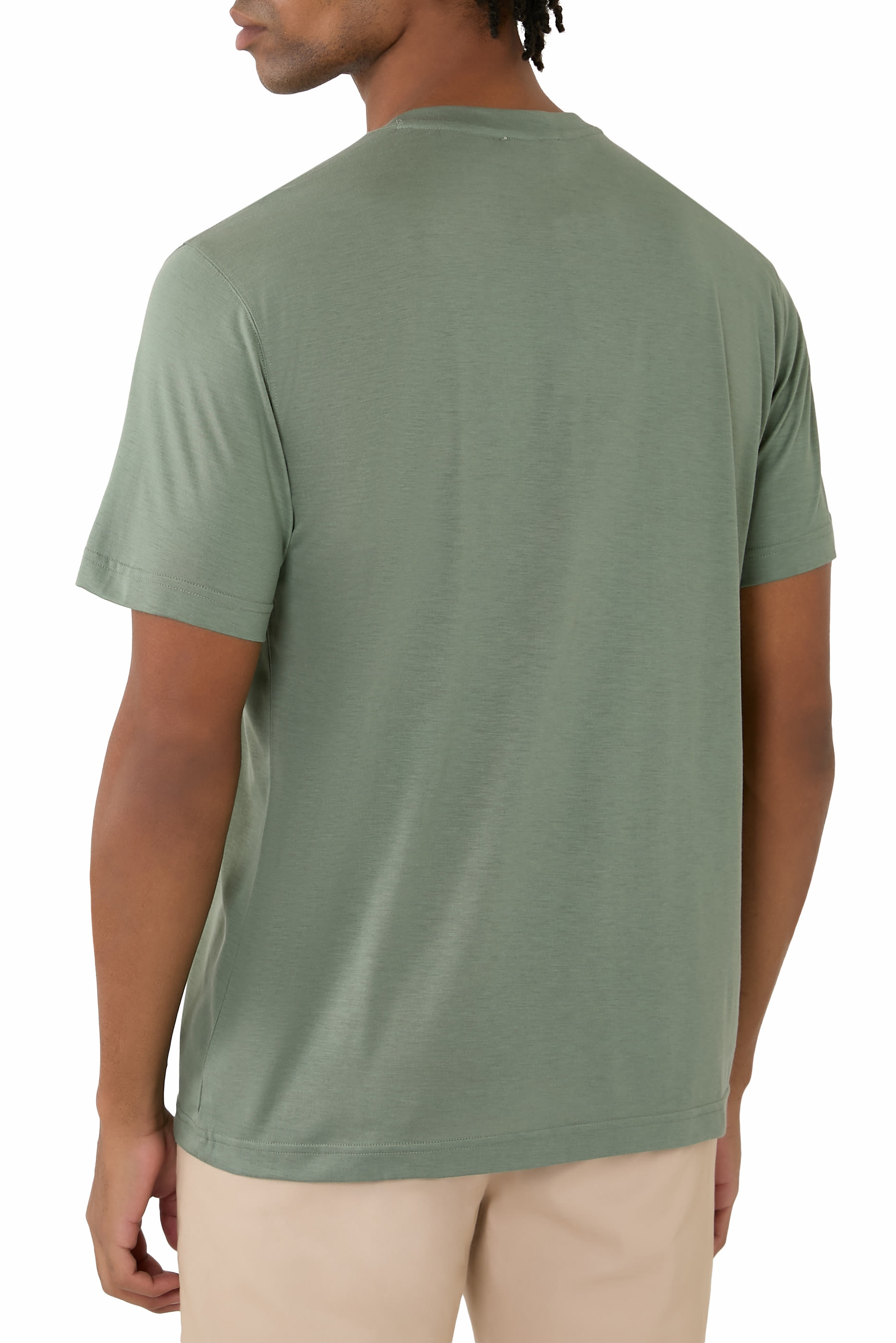 تيشيرت بياقة ضيقة