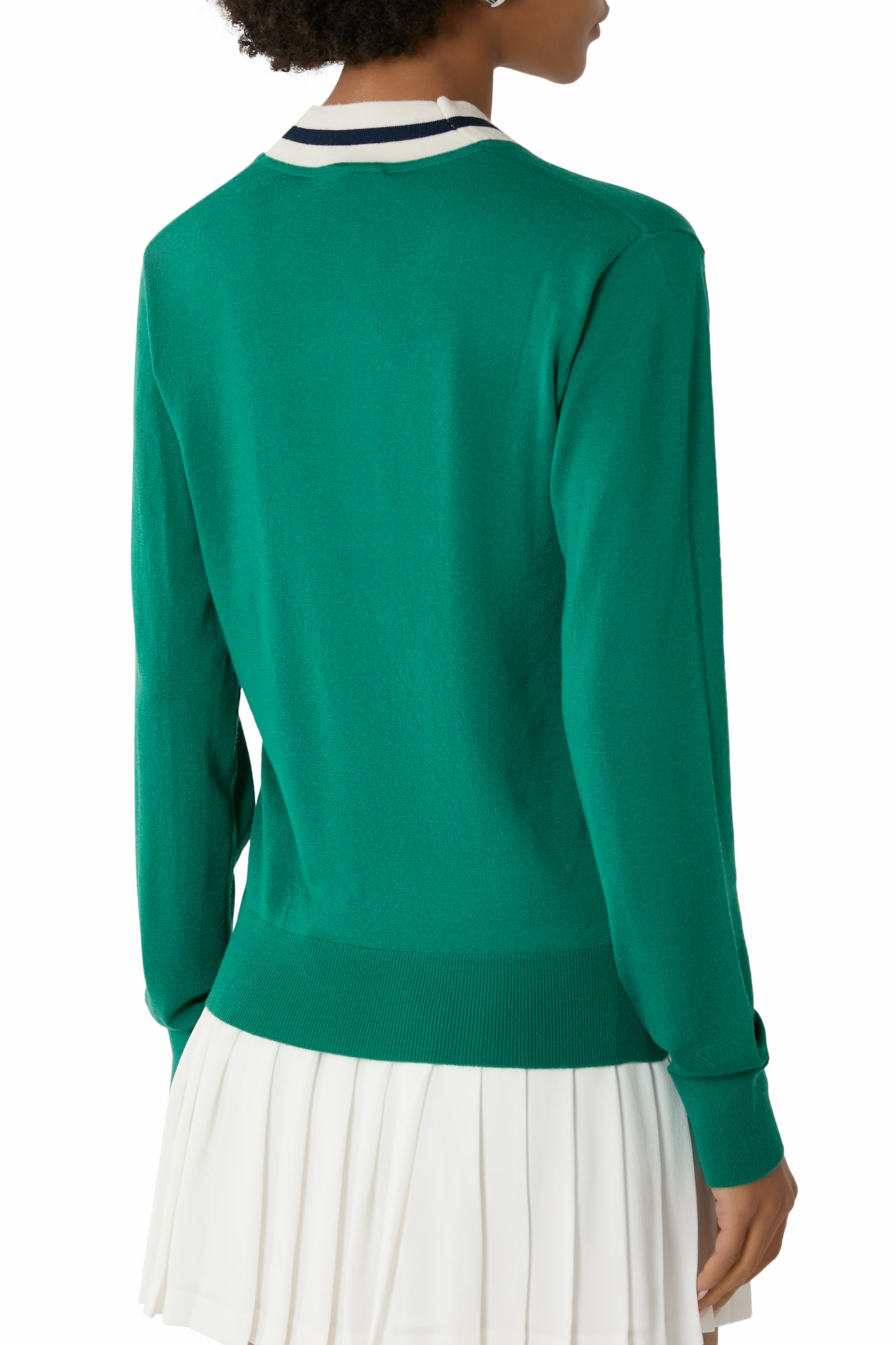 كنزة بتصميم بسيط بياقة V وشعار الماركة